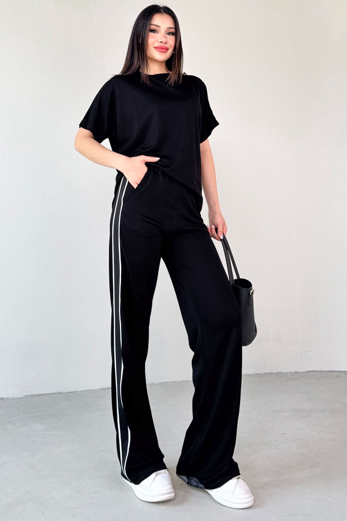 Cappmoda TKM-13300 Siyah Omuz Düğmeli Oversize Tişört & Salaş Pantolon Şeritli İkili Takım