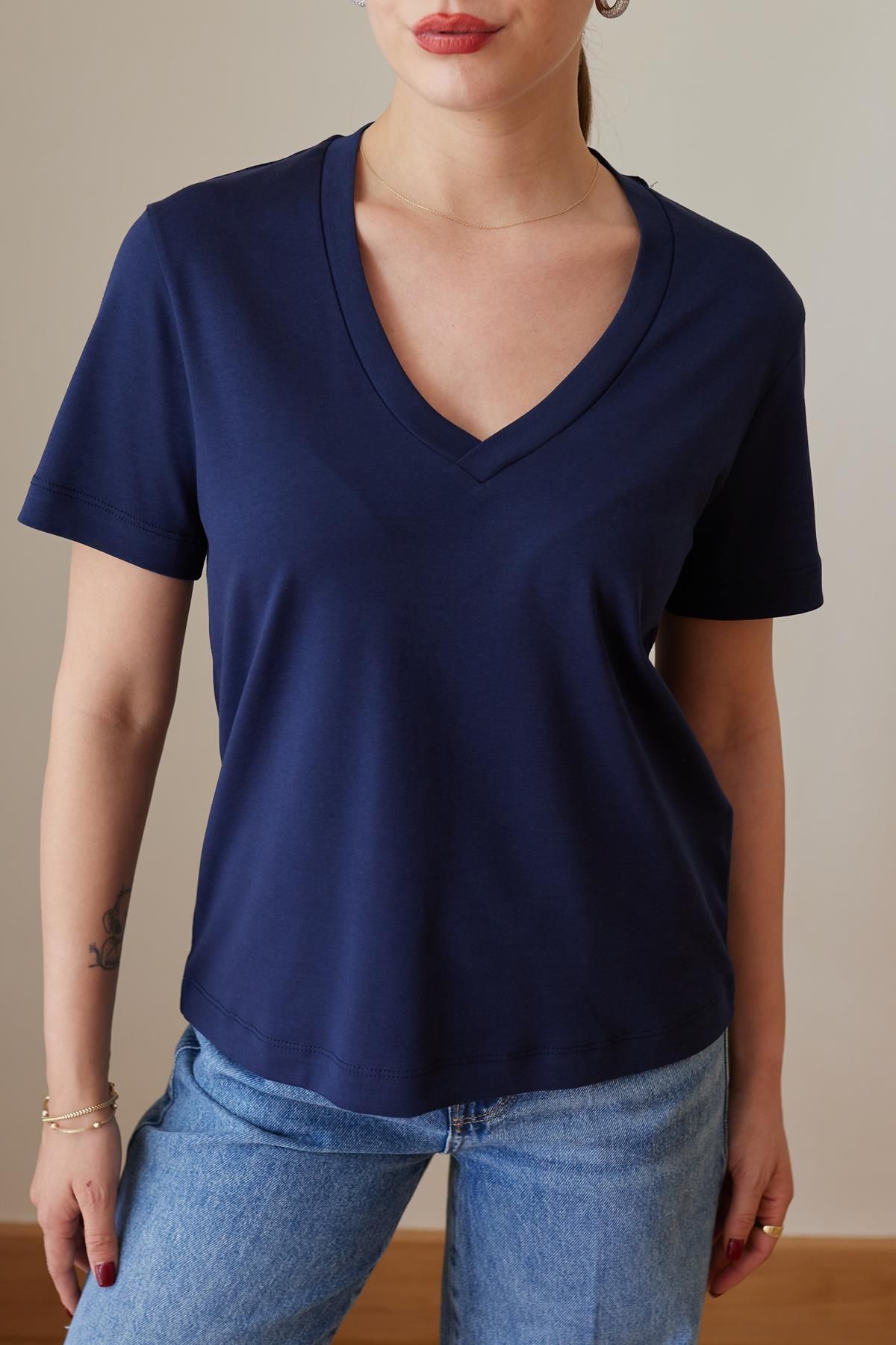 Askı Tekstil Lacivert V Yaka Basic T-Shirt