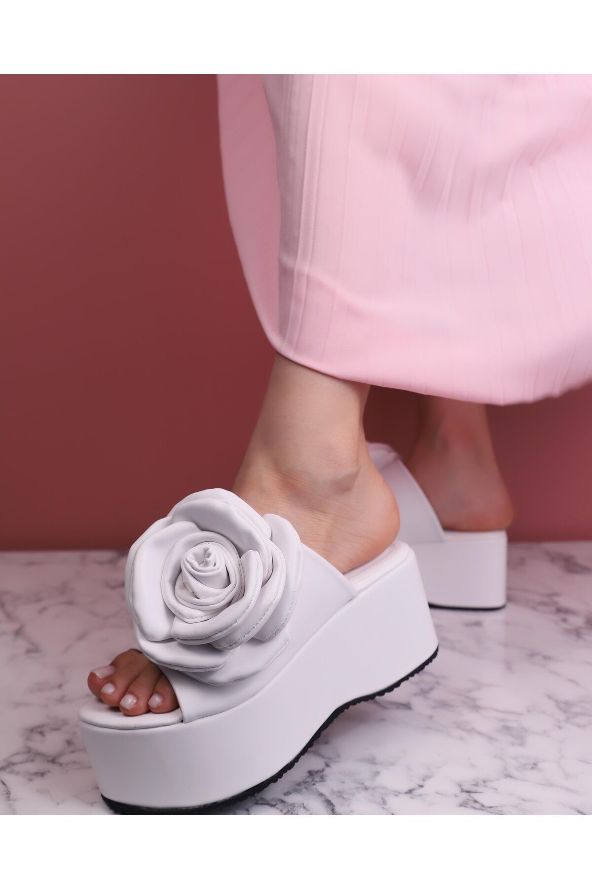 Sibel Shoes Tanya Beyaz Gül Detaylı Terlik