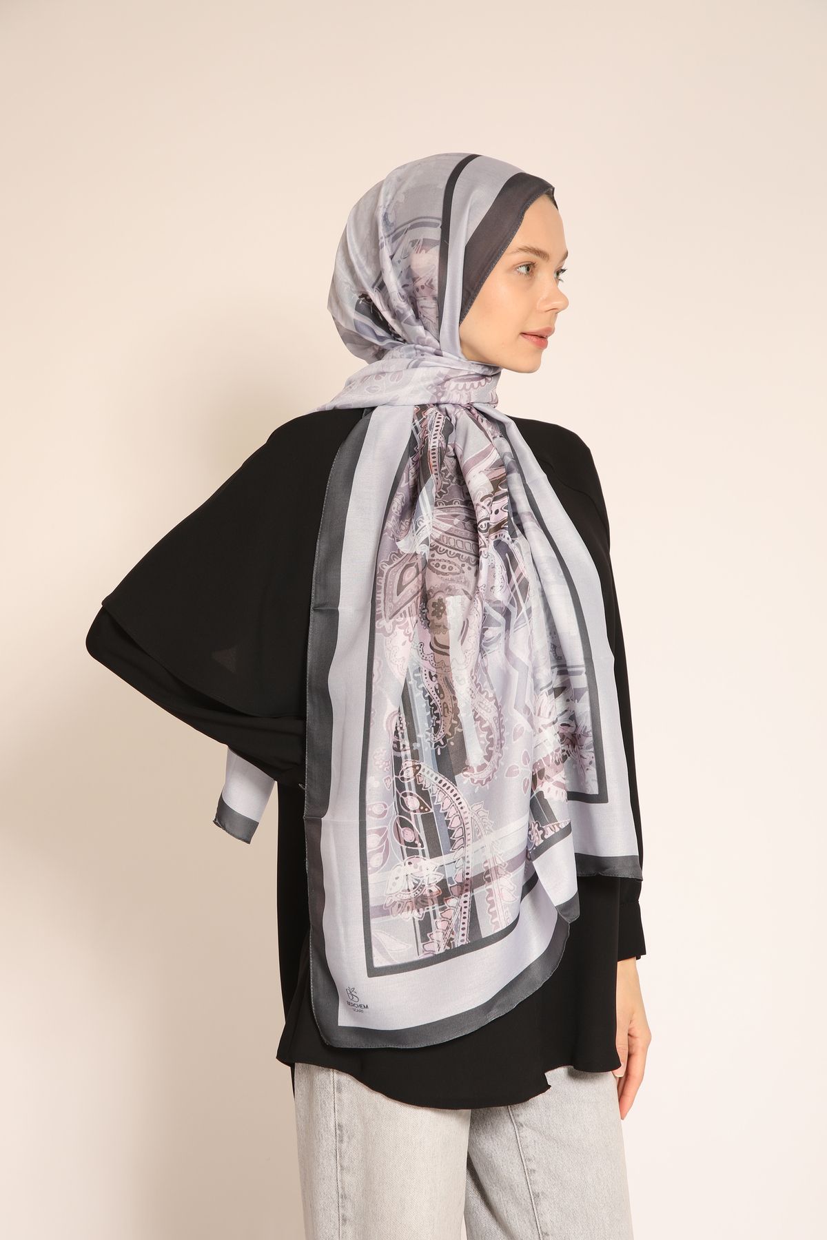 Dia Vela Gri Siyah Soft Pembe Desenli Şal | Modern ve Zarif Paisley Detaylı
