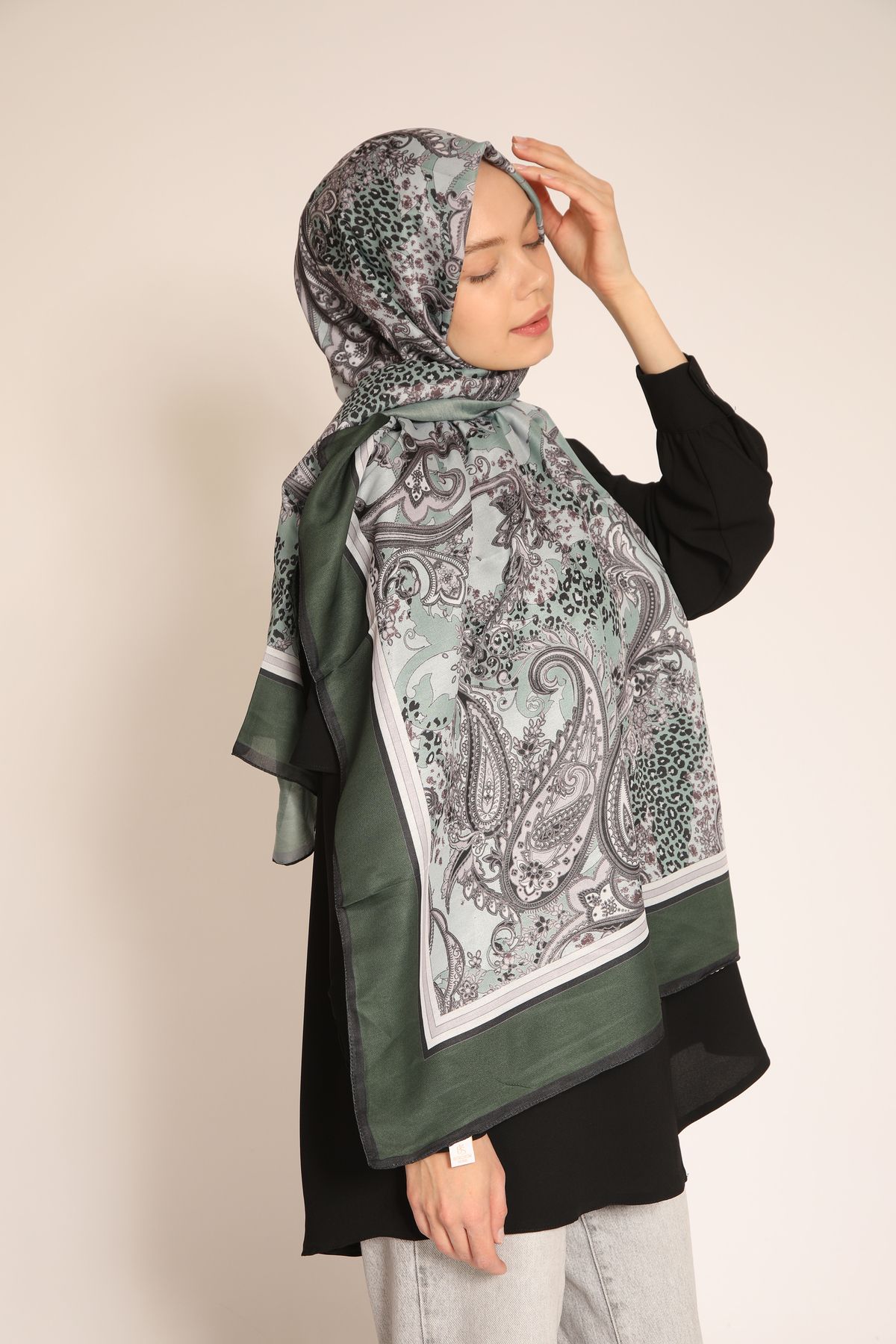 Dia Vela Yeşil Bordürlü Paisley Desenli Soft Şal – Modern ve Etkileyici Tarz