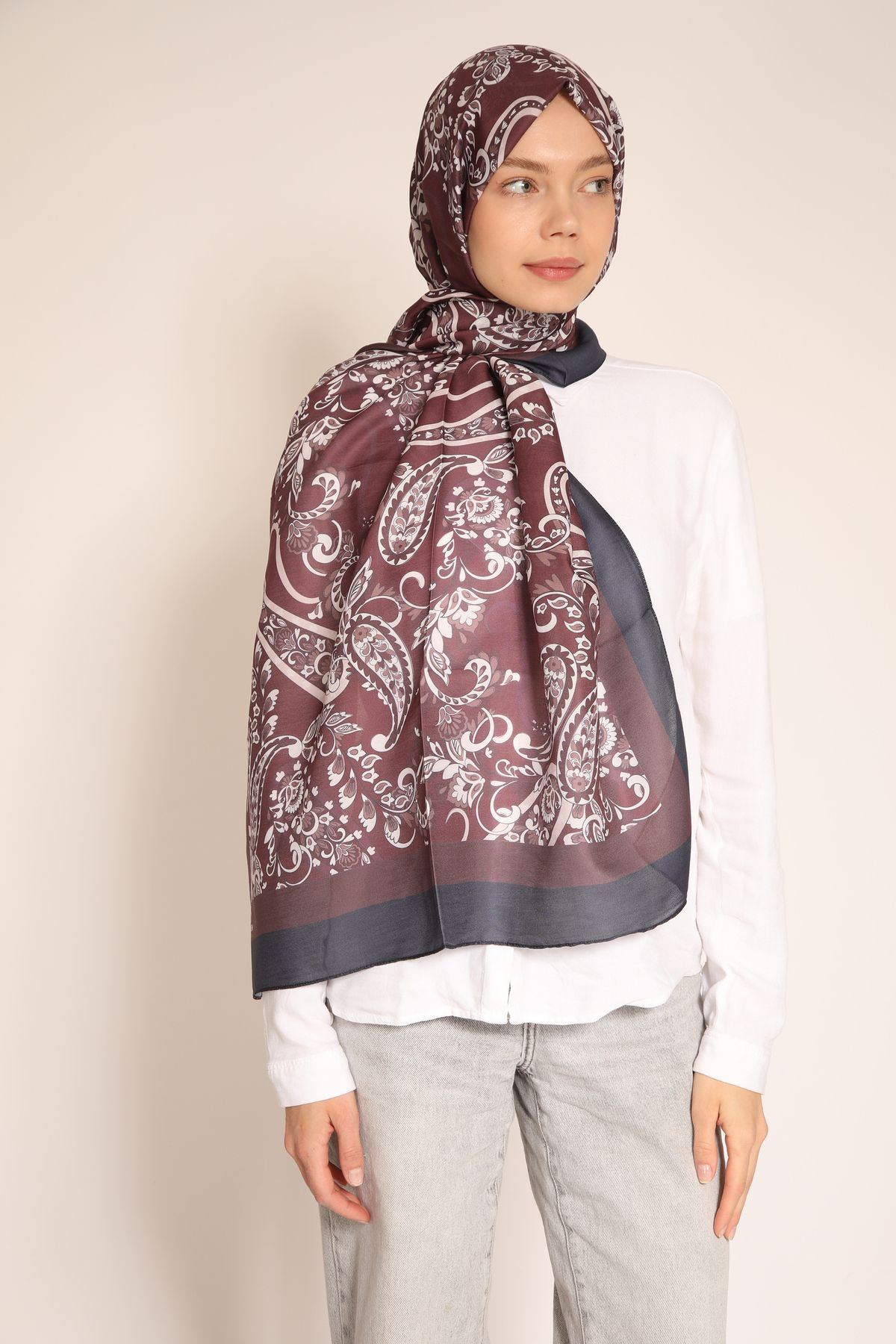 Dia Vela Bordo Kahverengi Beyaz Desenli Şal – Paisley Motifli Şık ve Modern Tasarım