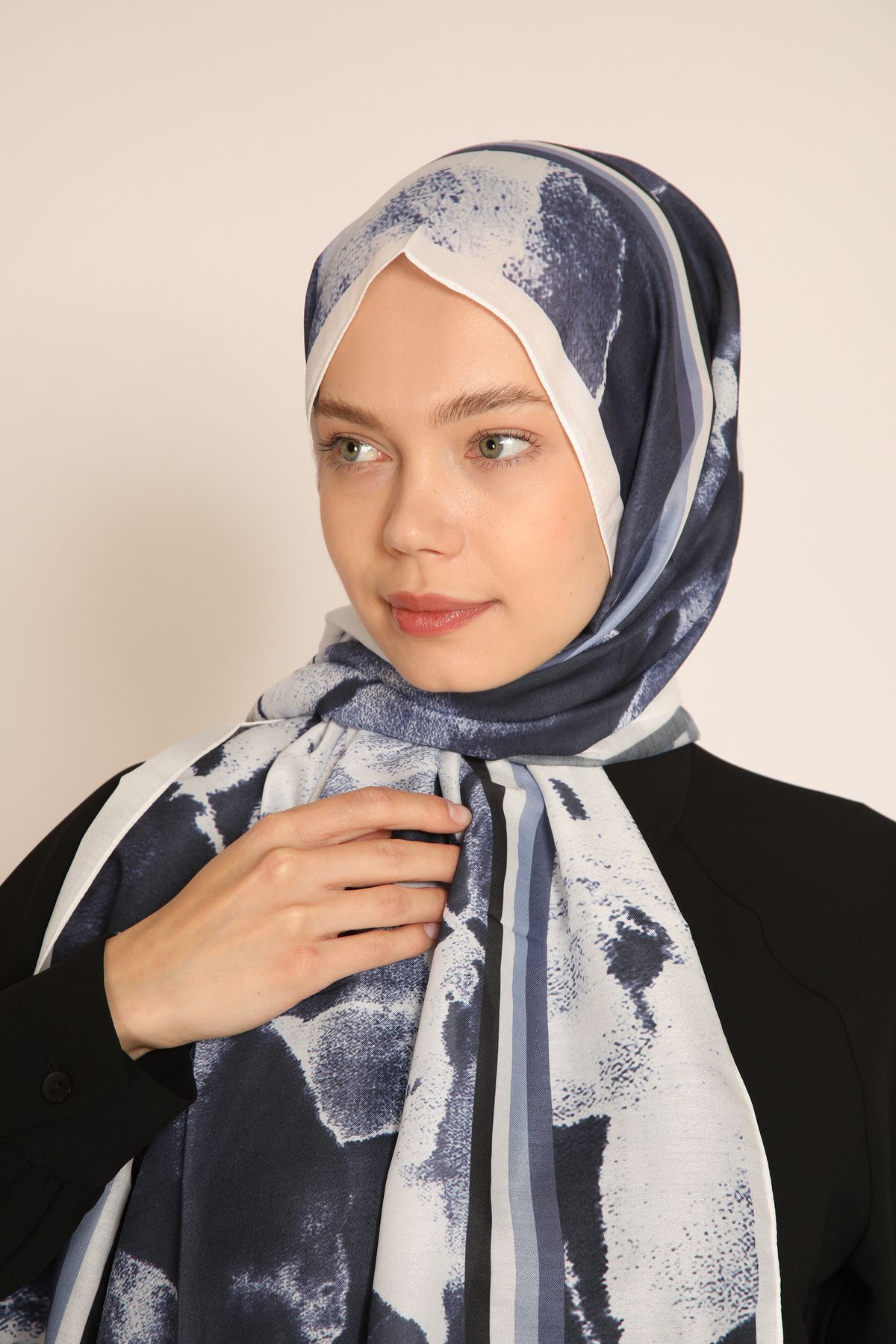 Dia Vela Soyut Sanat Etkili Soft Şal | Lacivert Çiçek ve Yaprak Desenli Kadın Şal