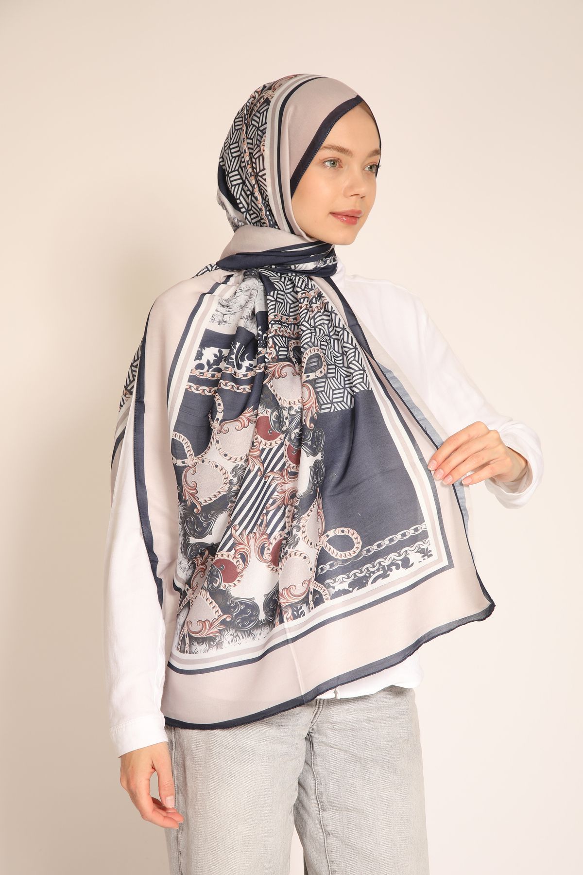 Dia Vela Lacivert-Bej Barok ve Zincir Desenli Şal – Zarif ve Modern Kombinler İçin