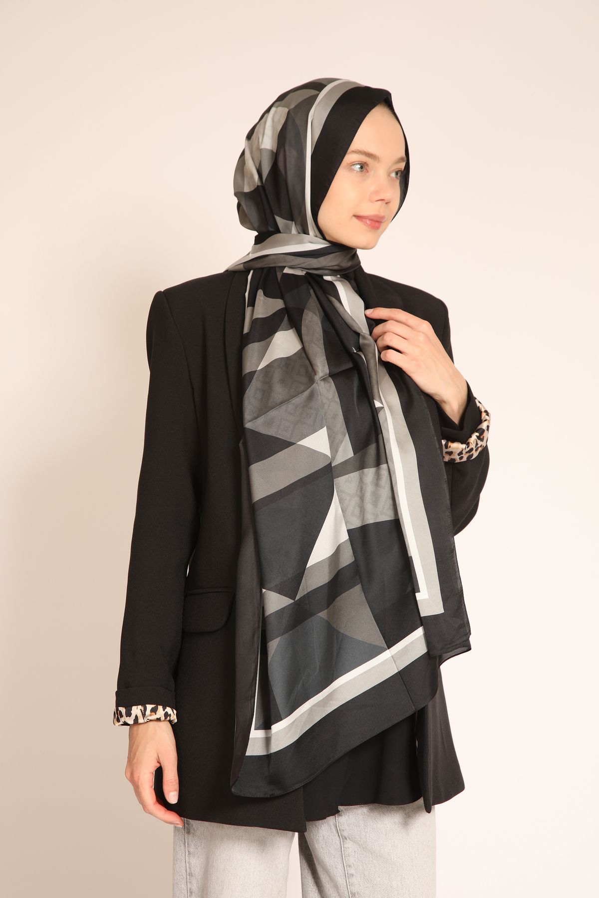 Dia Vela Akel Çift Taraflı Siyah Gri Geometrik Desenli Soft Şal