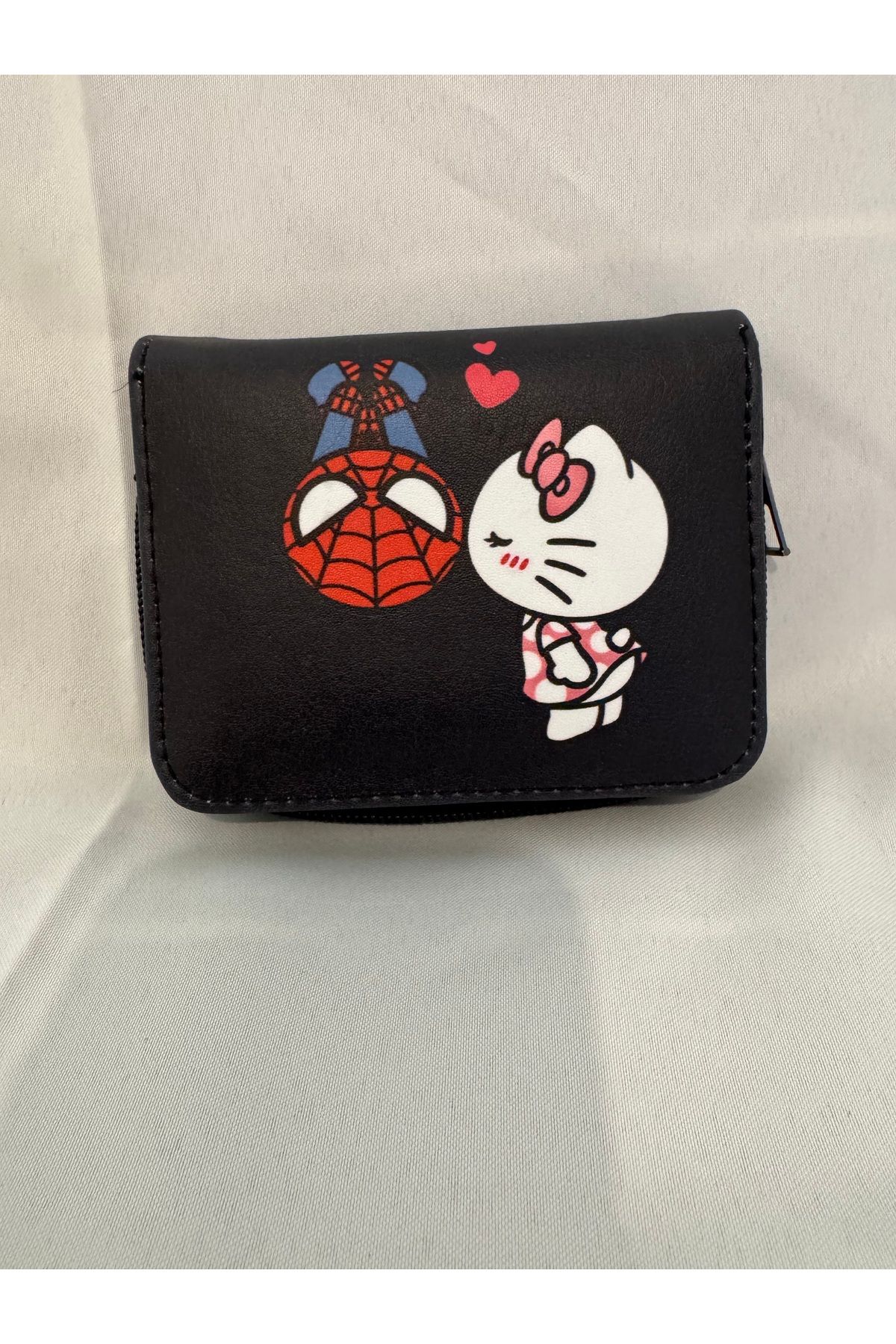 facnspt Hello Kitty x Spider-Man Aşk Temalı Fermuarlı Cüzdan – Siyah