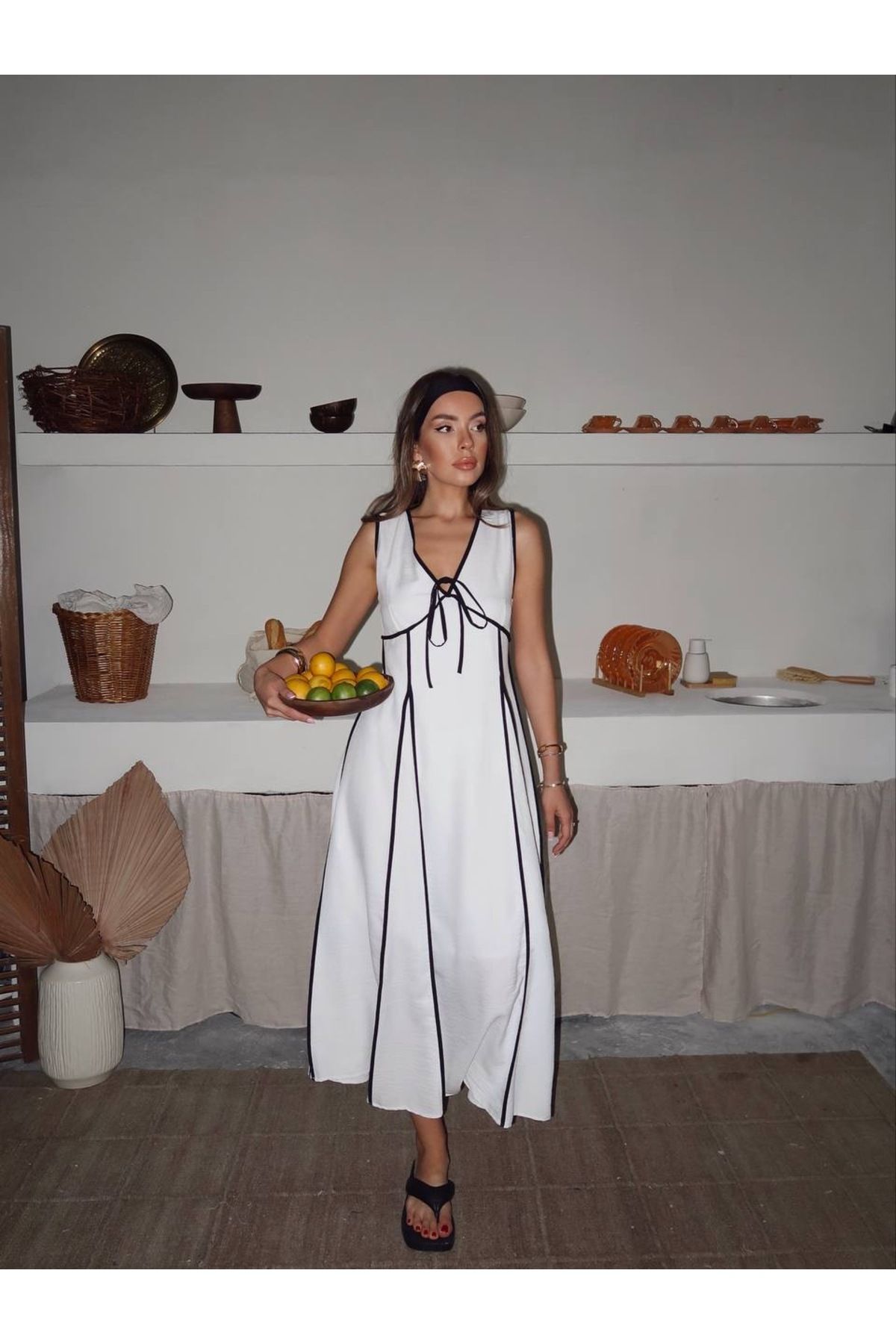 Butik Beyaz V yaka astarlı detay elbise