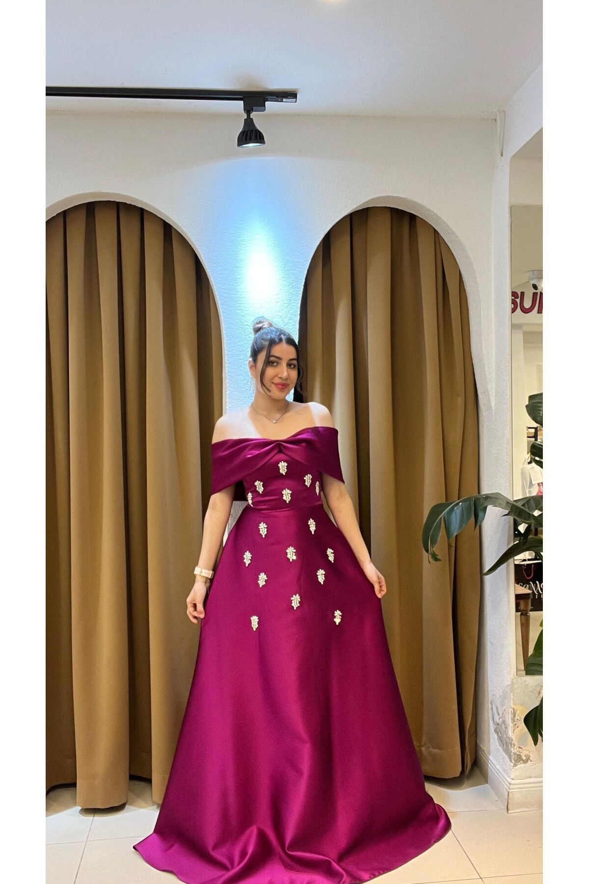 SUNAYBUTİK MOR TAŞ İŞLEMELİ MADONNA YAKA ELBİSE