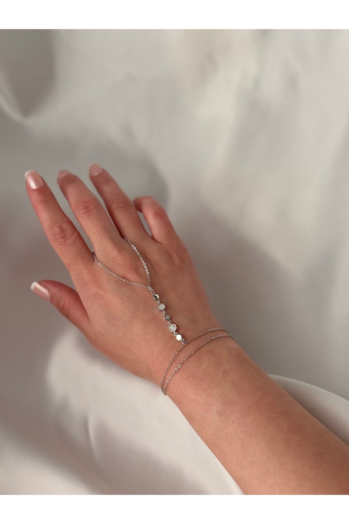 FASHİON JEWELRY Kadın Minimal Tasarım Taş Detaylı El Zinciri – Zarif Bileklik Modeli
