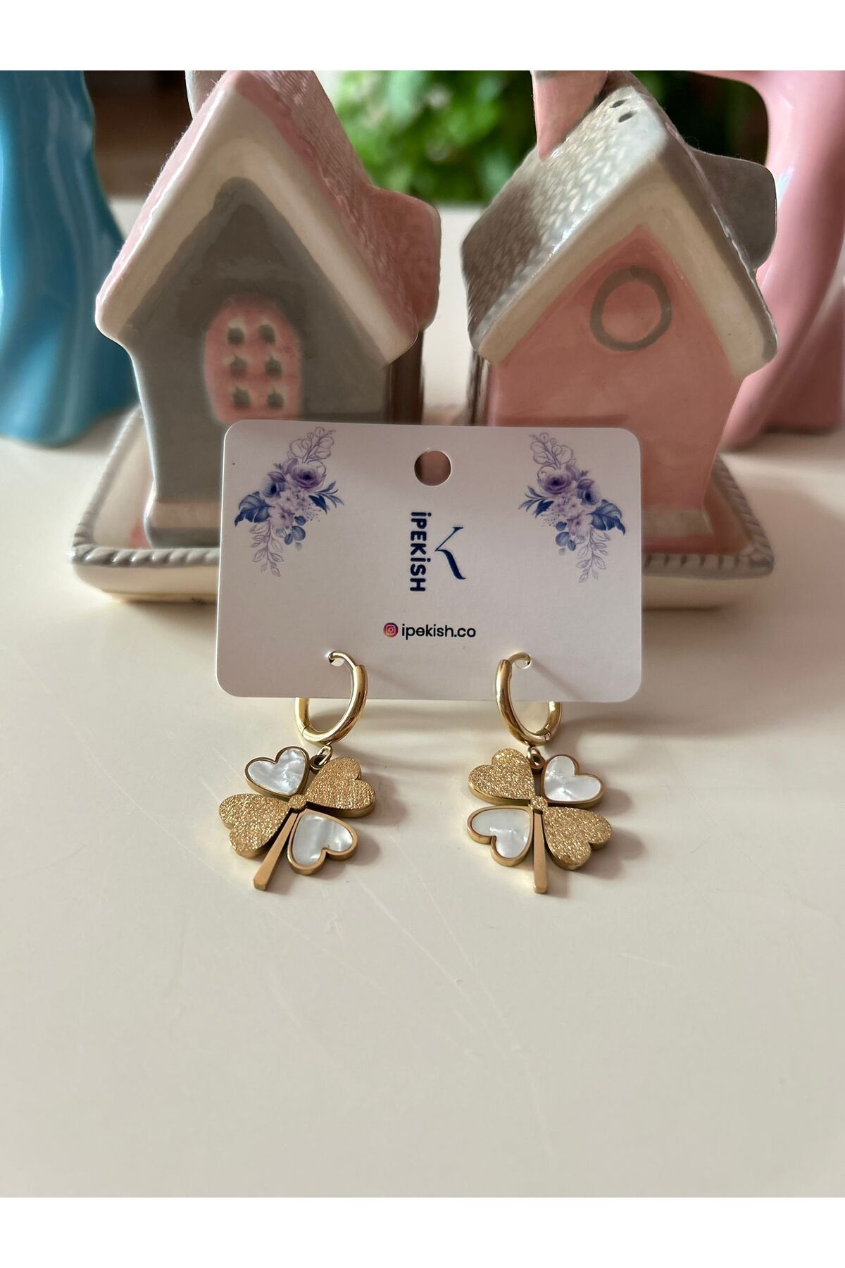 Cheecky Chic İpekish Gold Renk Dört Yapraklı Yonca Kalp Detaylı Halka Küpe – Paslanmaz Çelik