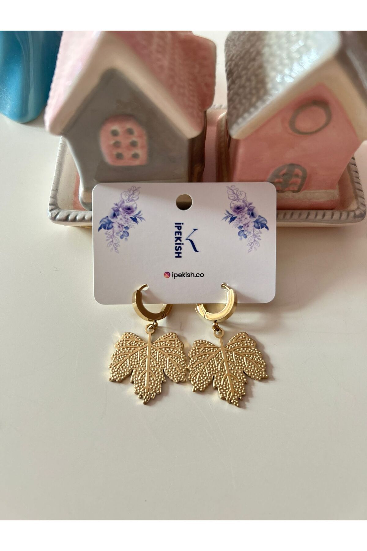 Cheecky Chic İpekish Gold Yaprak Figürlü Halka Küpe – Kararmaz Paslanmaz Çelik, Şık ve Doğal Tasarım