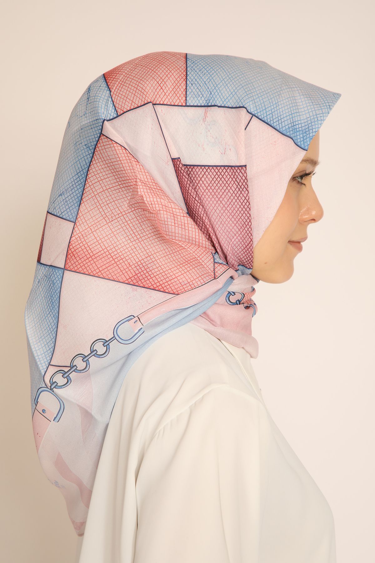 Dia Vela Geometrik Desenli Pastel Renkli Kadın Soft Eşarp – Modern Tasarımlı Şık Soft Yazlık Eşarp