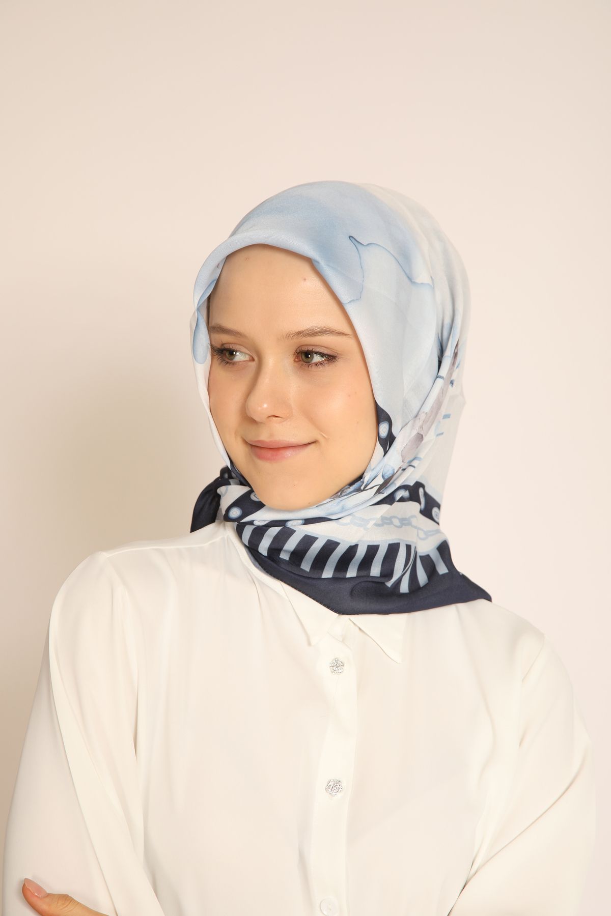 Dia Vela Lacivert Zincir Desenli Mavi Tonlu Soft Eşarp - Modern ve Şık Tasarım