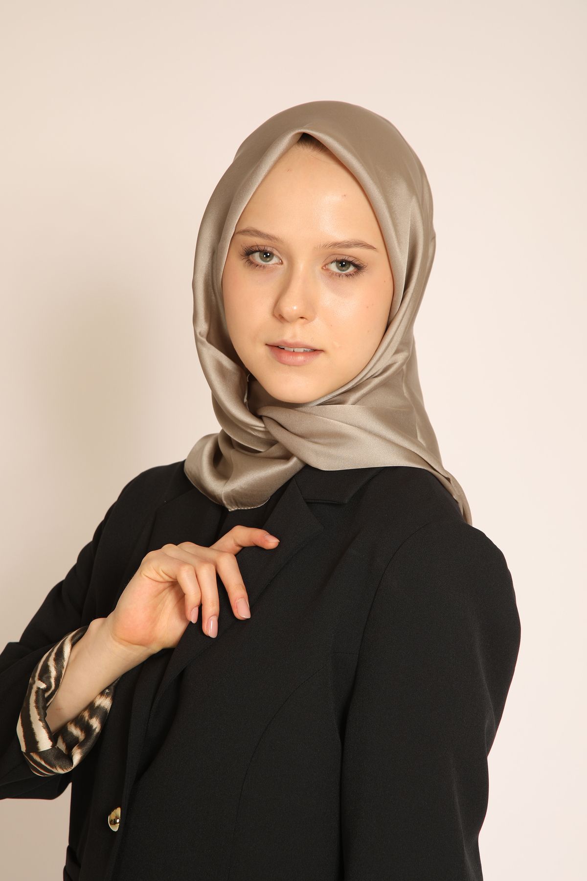 Dia Vela Akel Vizon Düz Kristal Eşarp – Işıltılı ve Yumuşak Doku, Şık ve Modern Stil