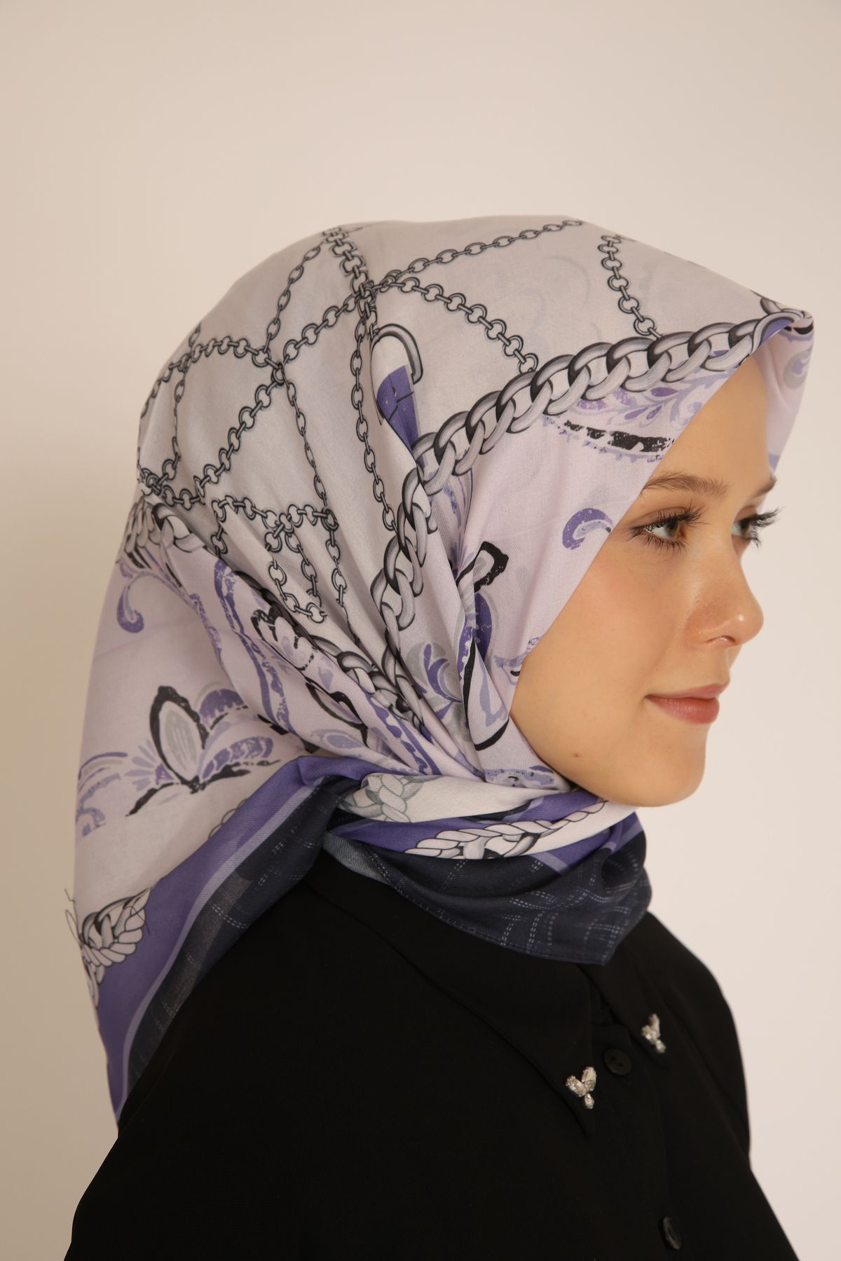 Dia Vela Zincir ve Çiçek Desenli Lila Soft Polyester Eşarp – Şıklığın İnce Detaylarıyla