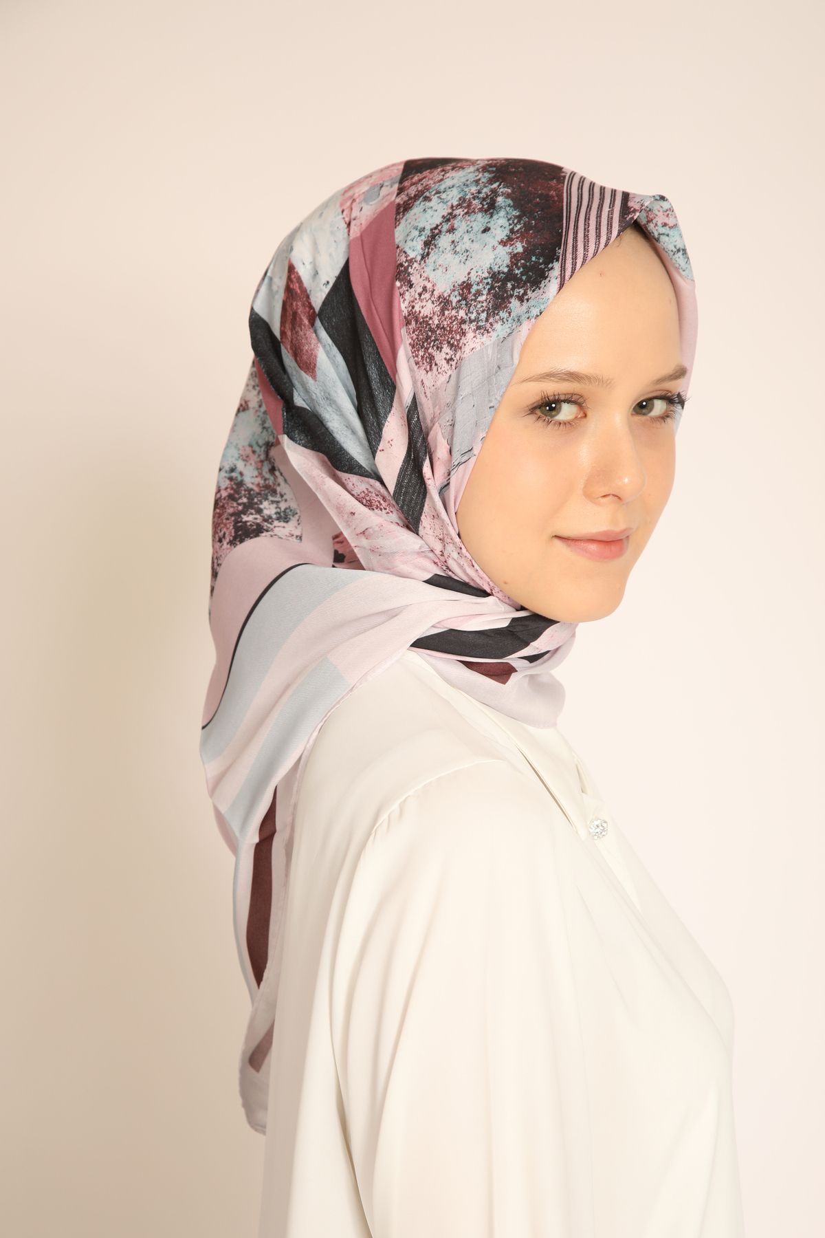 Dia Vela Pudra ve Siyah Geometrik Desenli Soft Eşarp - Zarif ve Modern Tasarım