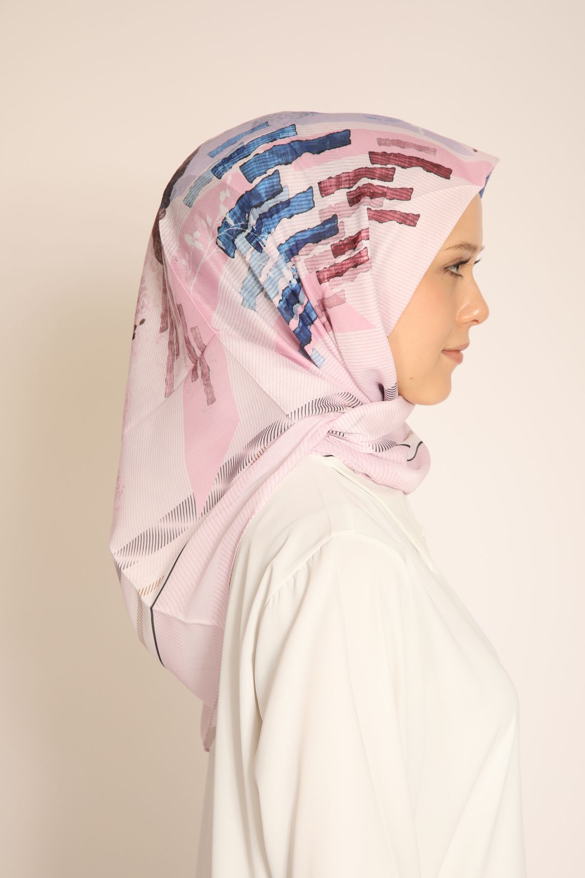 Dia Vela Pembe Renkli Soyut Desenli Kadın Soft Eşarp – İlkbahar Yaz Uyumlu Modern Desen Soft Eşarp