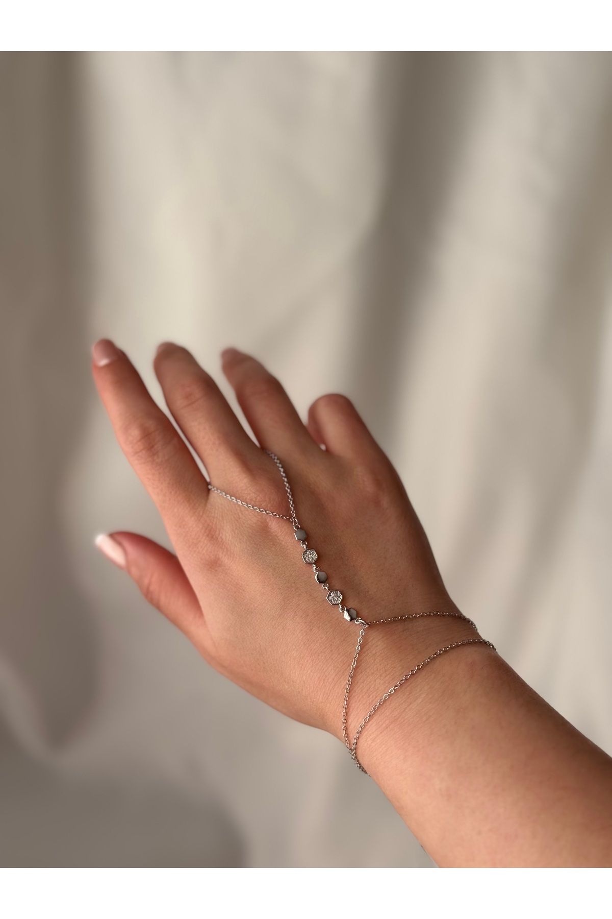 FASHİON JEWELRY Kadın Minimal Tasarım Taş Detaylı El Zinciri – Zarif Bileklik Modeli