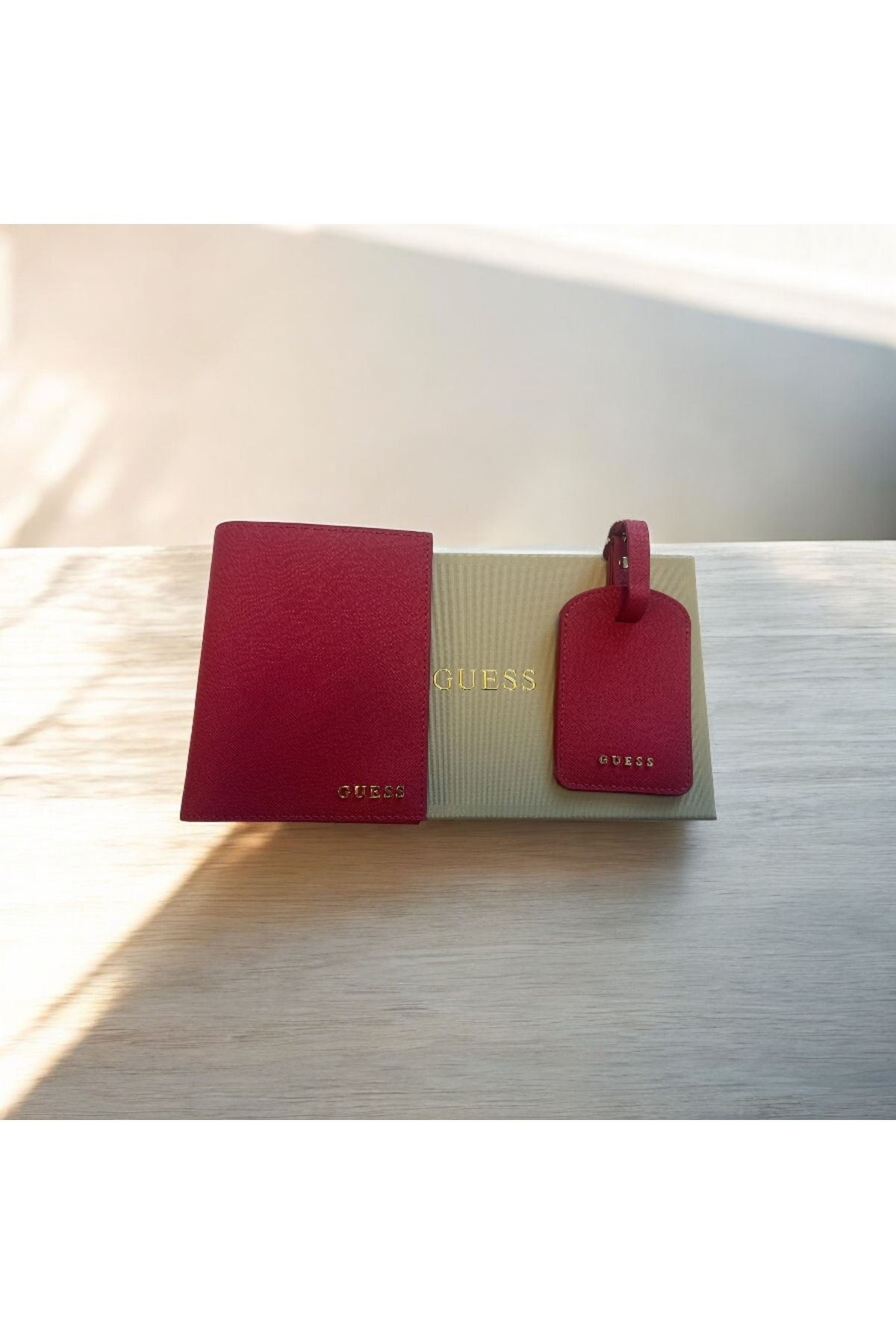 Guess Hediyelik Pasaport Cüzdanı ve Bagaj Etiketi