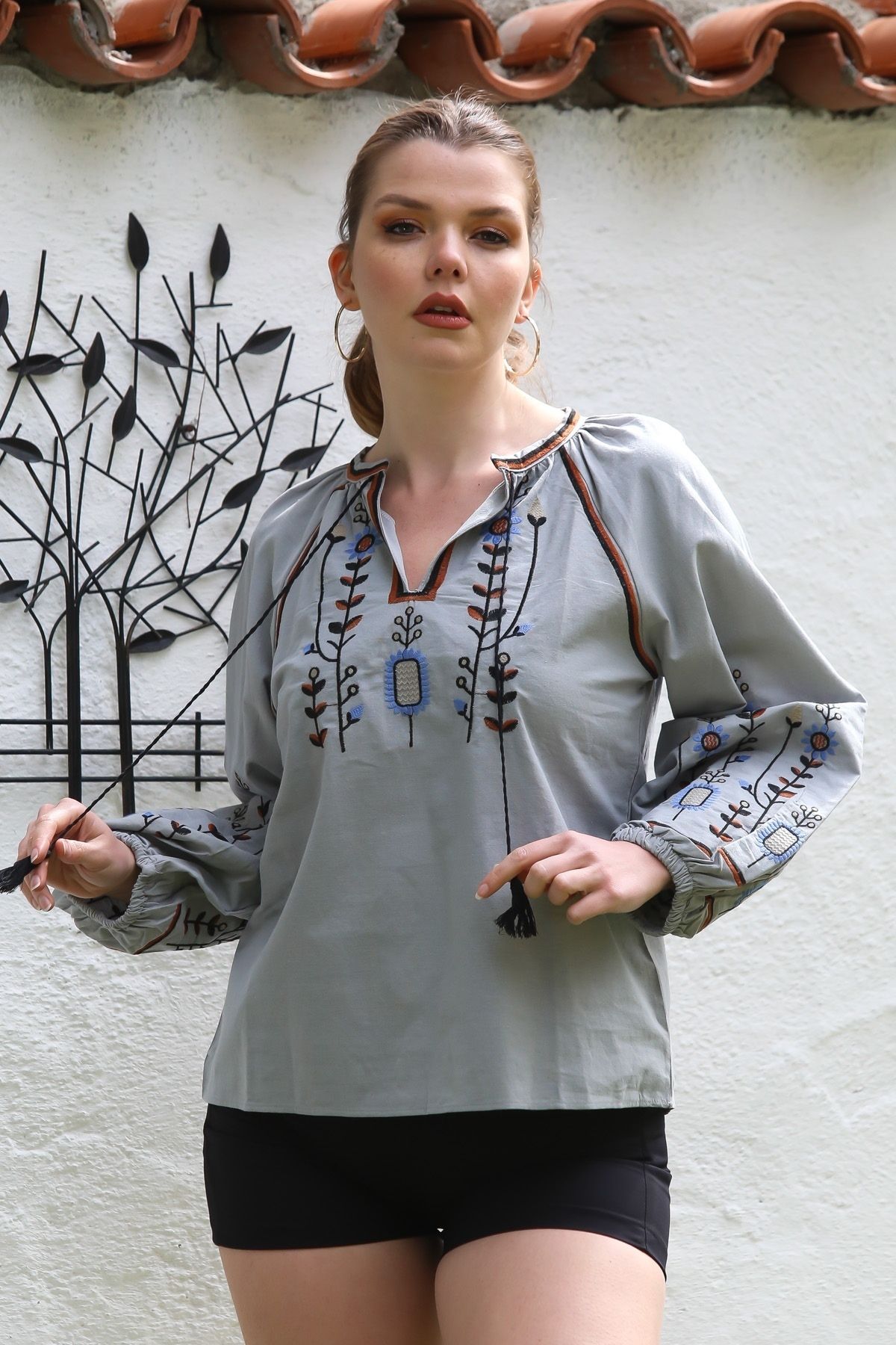Chiccy Gri Yuvarlak Yaka Balon Kol Bağlamalı Nakışlı Casual Dokuma Bluz 65 55