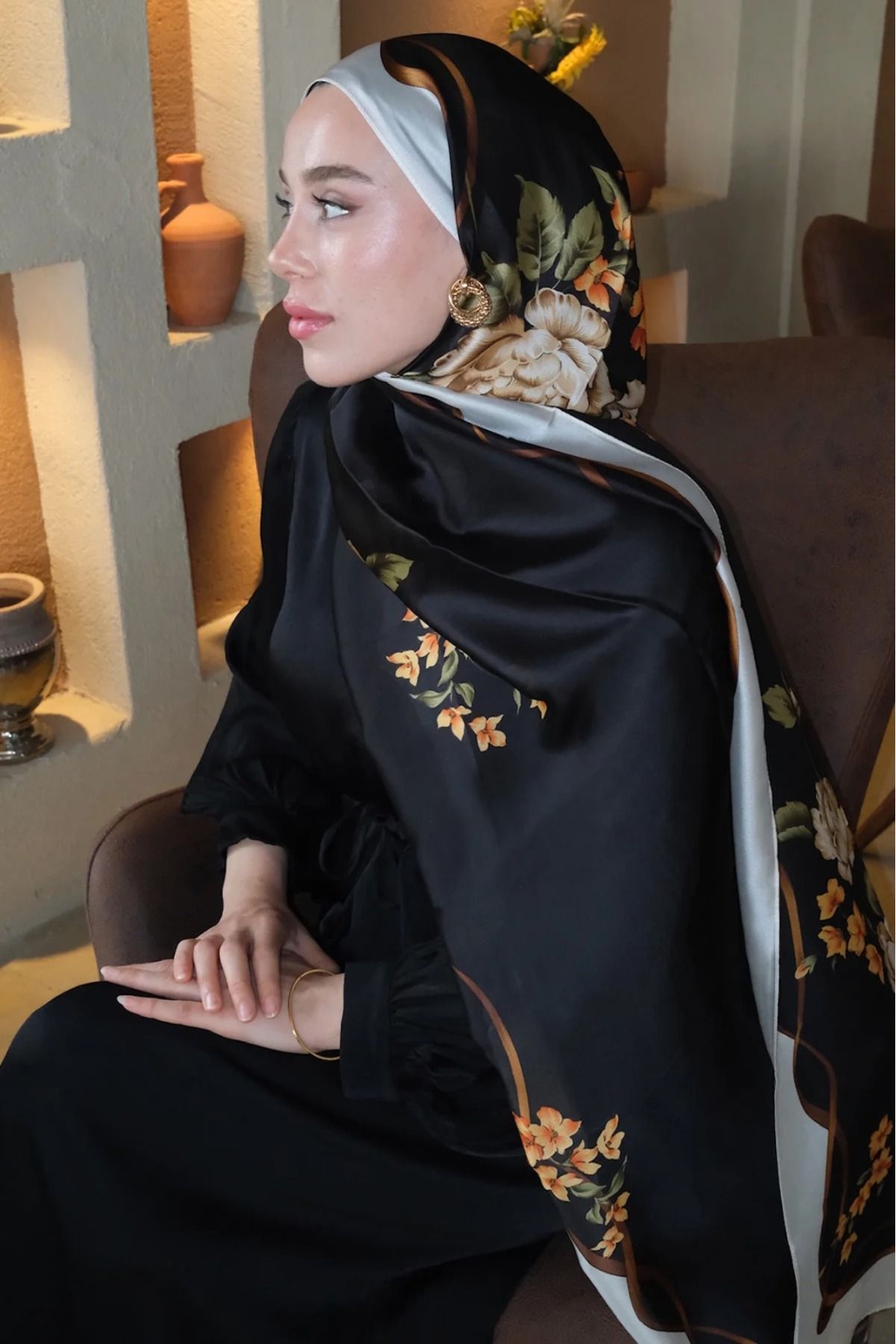 Merve Nayir Liva Çiçek Desen İthal Geniş Çift Taraflı Vual İpek Şal Siyah 90 x 180 cm