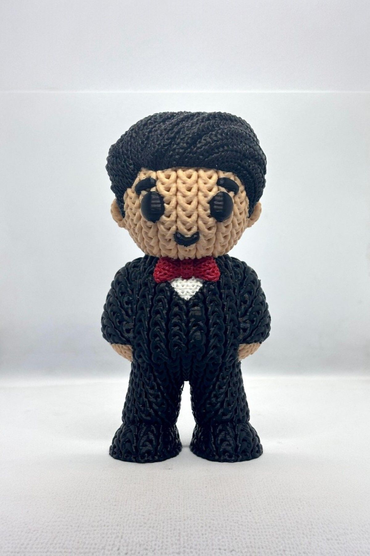 MARKENZO Örgü Damat Anahtarlık – Takım Elbiseli Sevimli Figür | 3D Baskı Nişan & Düğün Temalı Aksesua