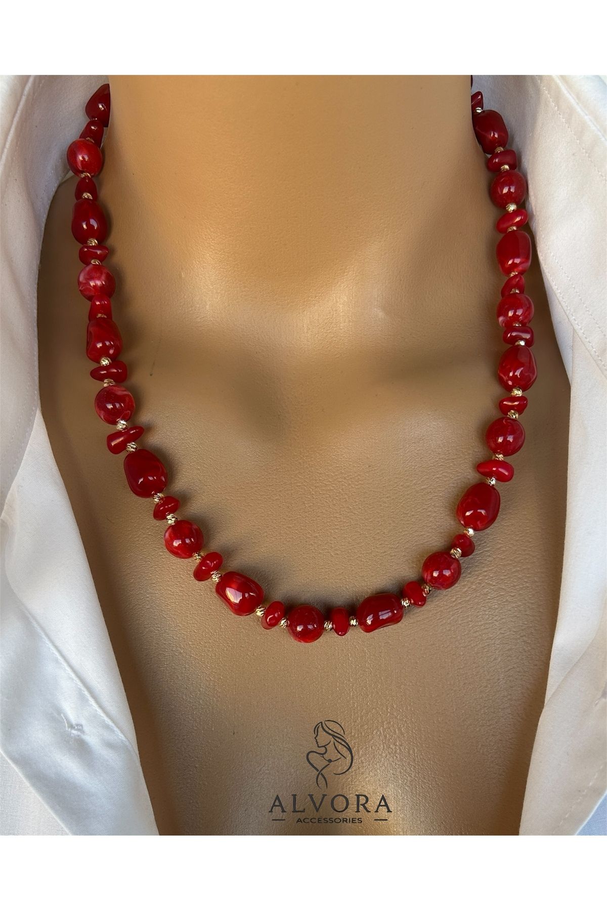 Alvora Accessories Mercan Kırmızı Doğal Taş Altın Rengi Ara Boncuk Detaylı Kolye