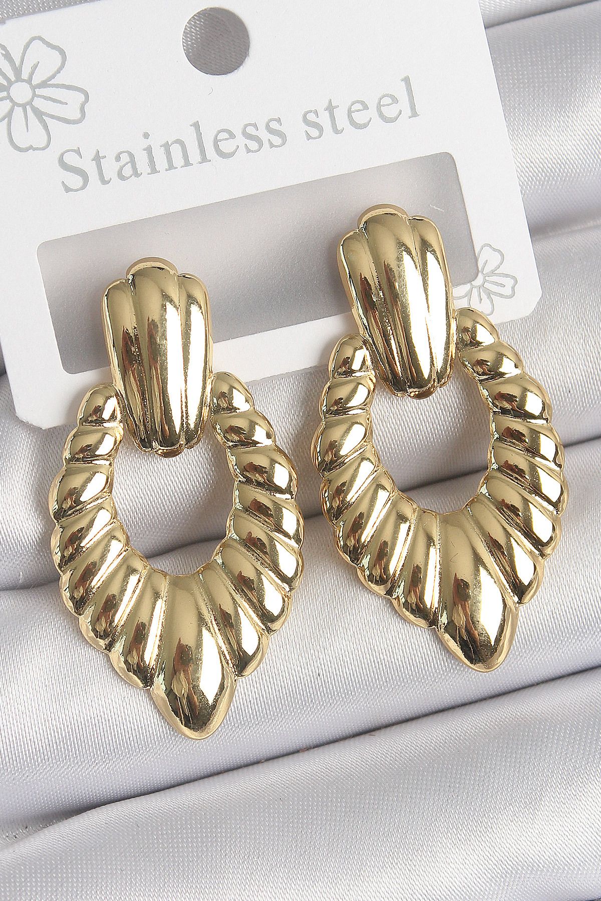 STYLE OF CARMEN 316 Çelik Gold Renk İşlemeli Motiif Model Kadın Küpe