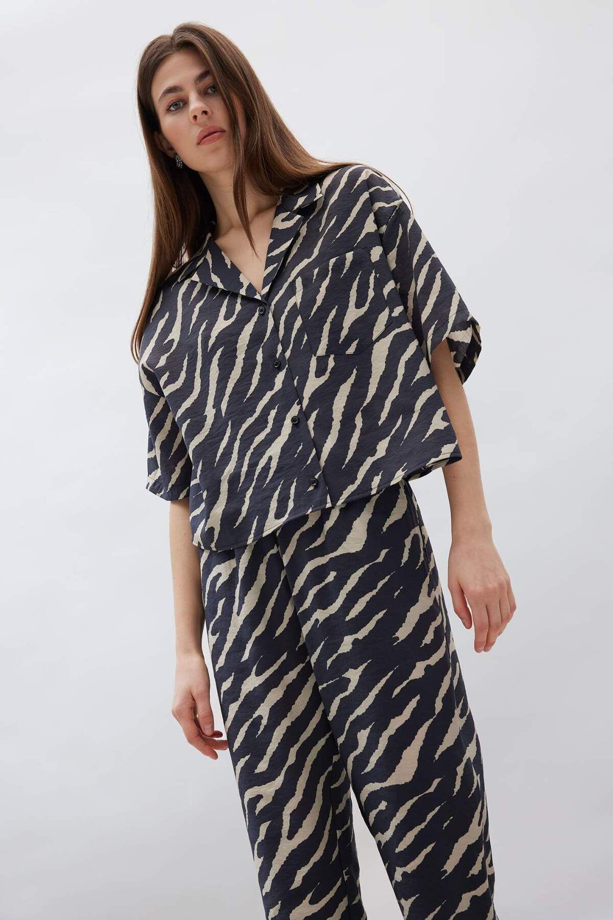 DeFacto Loose Fit Leopar Desenli Modal Kısa Kollu Gömlek F0879AX25SM