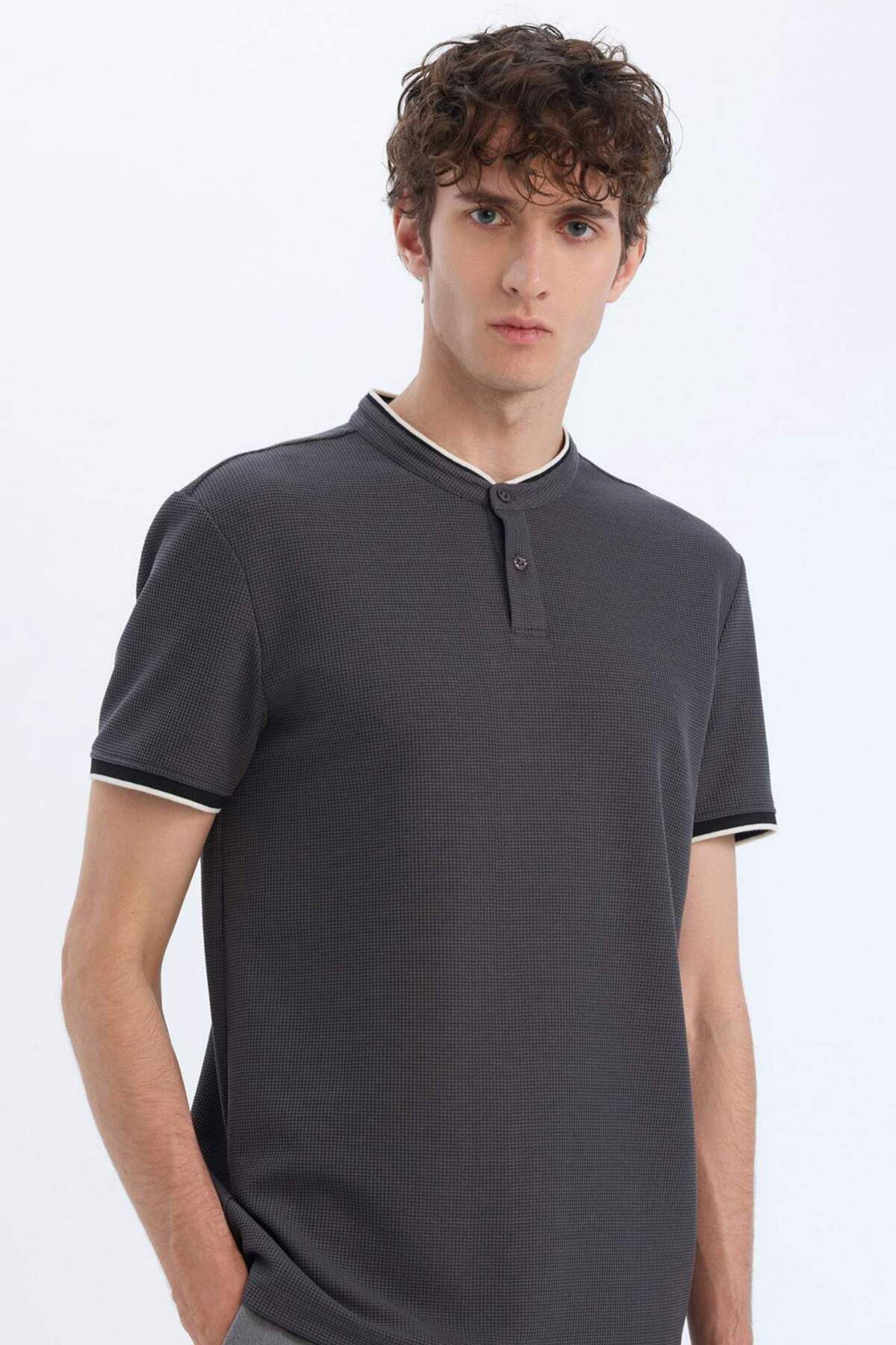 DeFacto Slim Fit Dar Kesim Dik Yaka Dokulu Kısa Kollu Waffle Polo Tişört Z4262AZ25SM