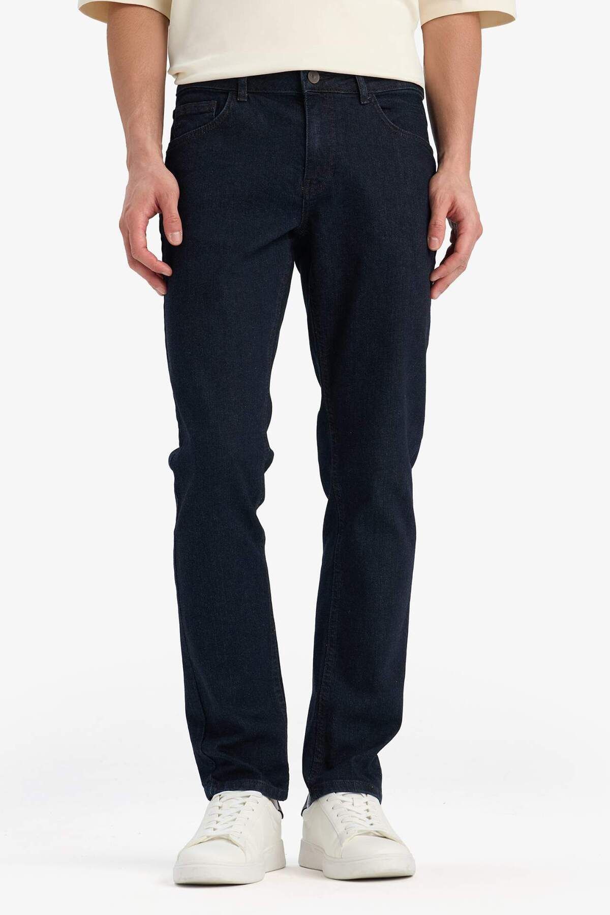 DeFacto Pedro Slim Fit Dar Kalıp Normal Bel Dar Paça Jean Pantolon E8853AX25SP