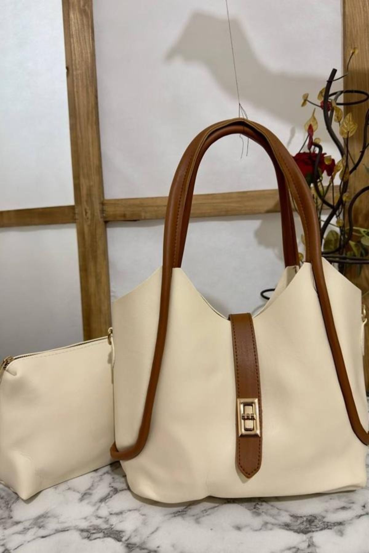 Liva style ÇANTA EKSTRALI ÖNÜ KİLİT DETAYLI RENKLİ KREM KADIN OMUZ ÇANTASI