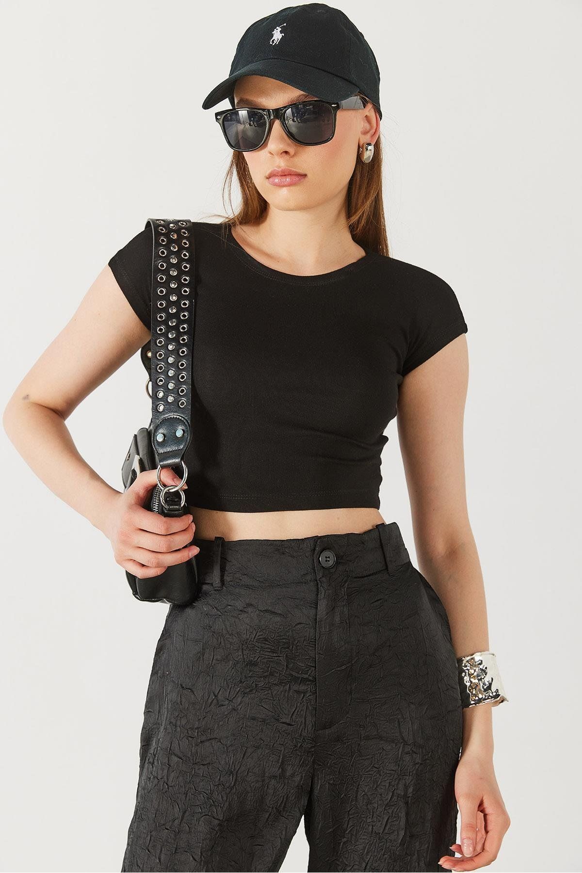 Hadise 24513 Bisiklet Yaka Düz Crop Siyah