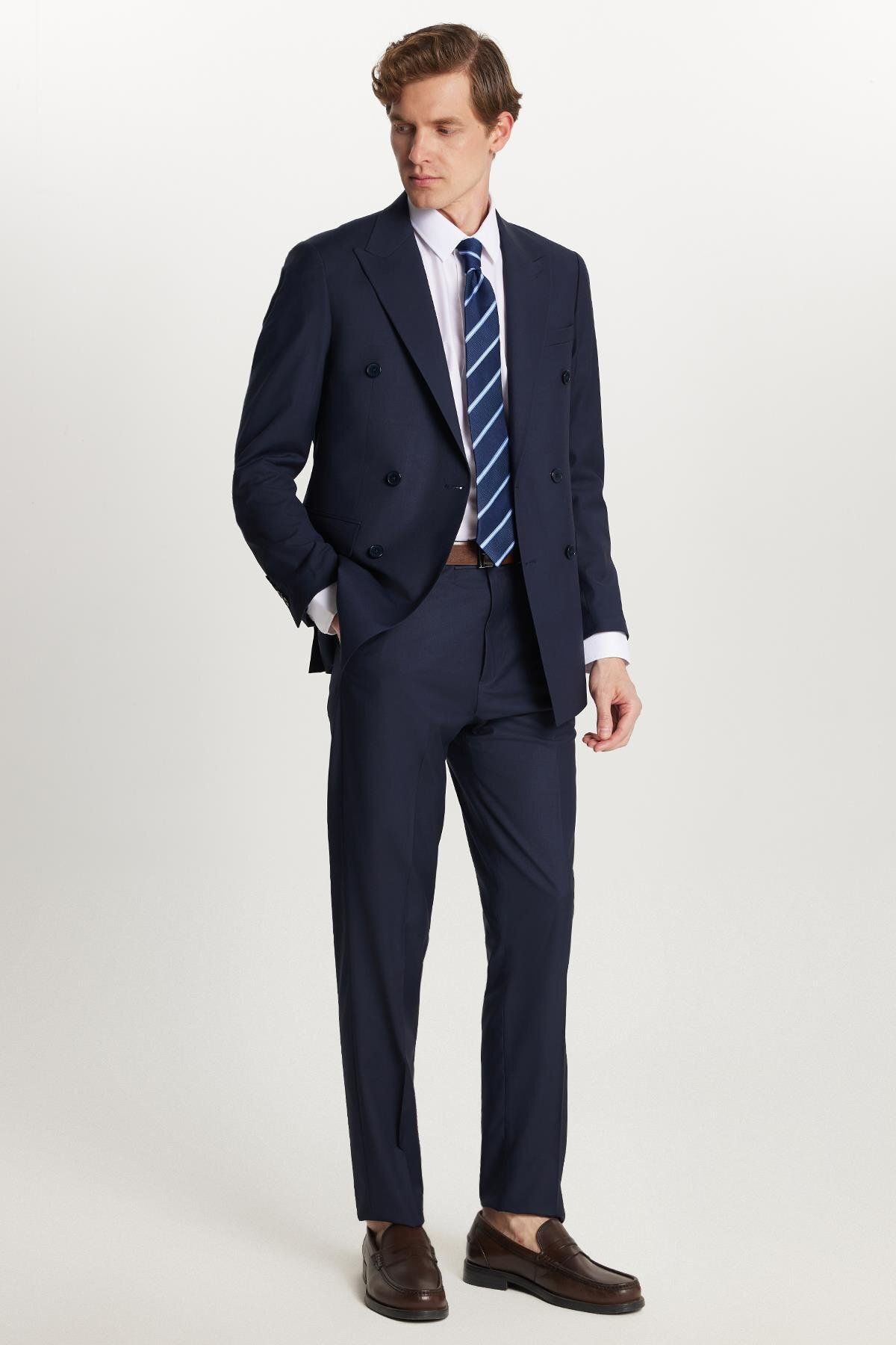 Tudors Erkek Slim Fit Lacivert Esnek Likralı Kumaş Sivri Yaka Kapaklı Cepli Kruvaze Takım Elbise