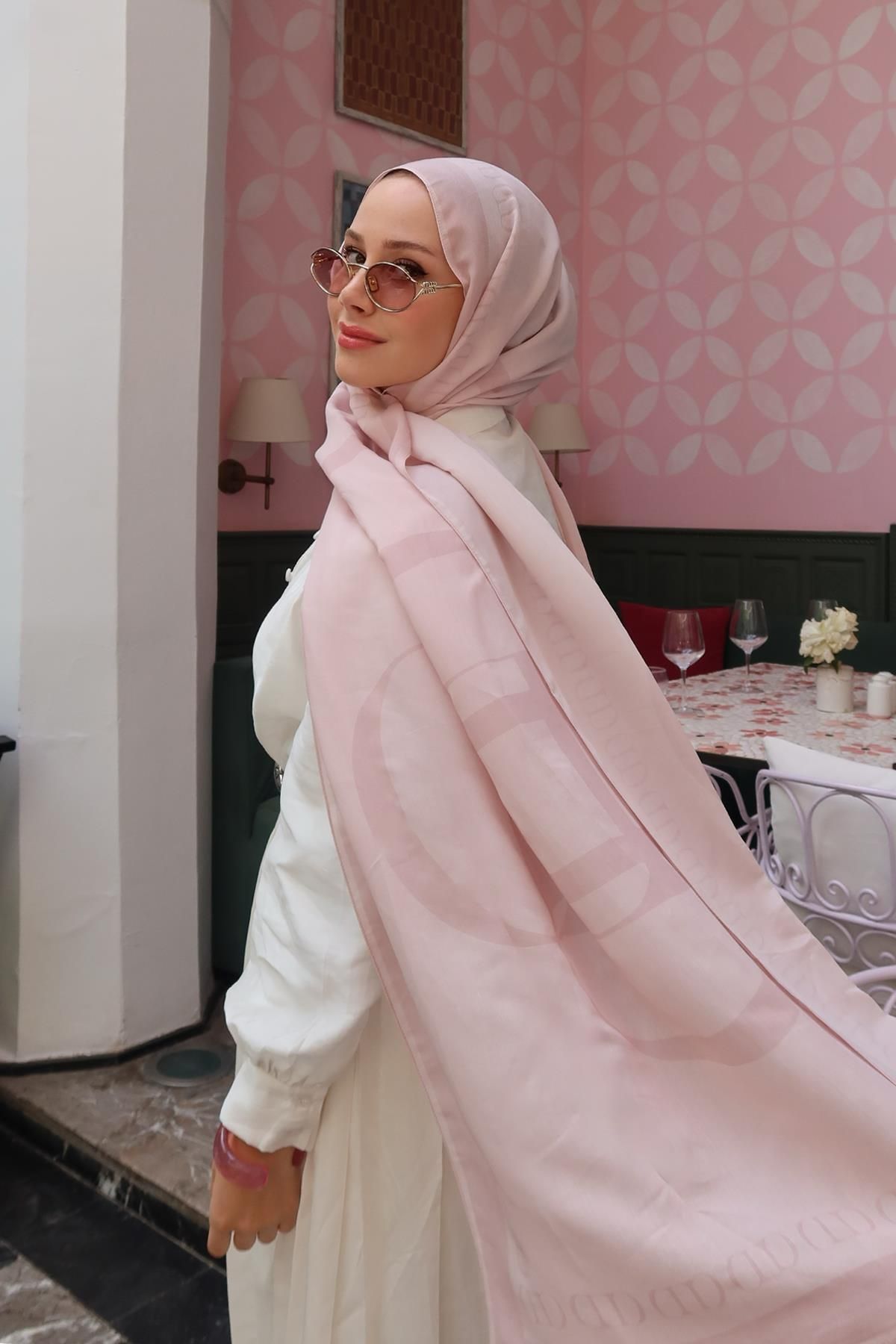 carell Feyza Hakyemez'in Tercihi Aura Pudra Monogram Floş Şal