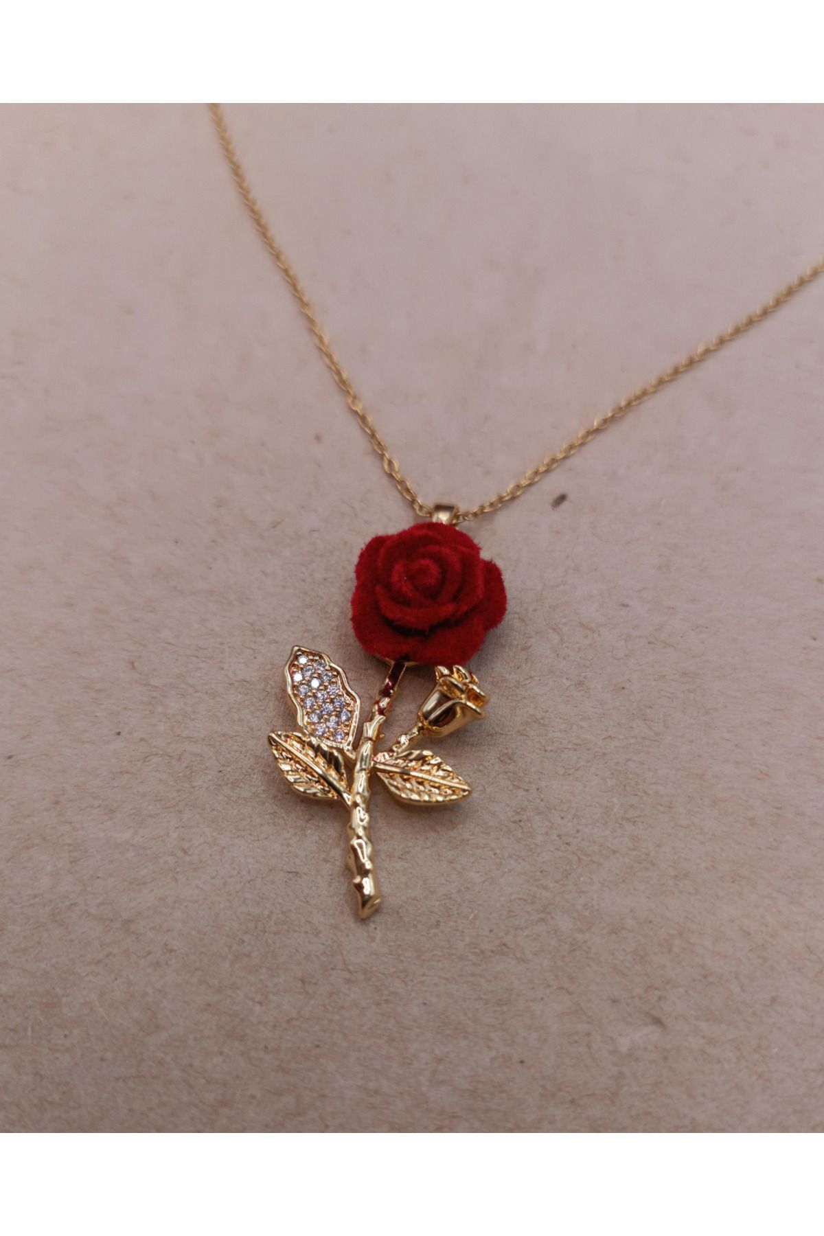 hazemy Romantik Kırmızı Gül ve Altın Yapraklı Zirkon Taşlı Kolye