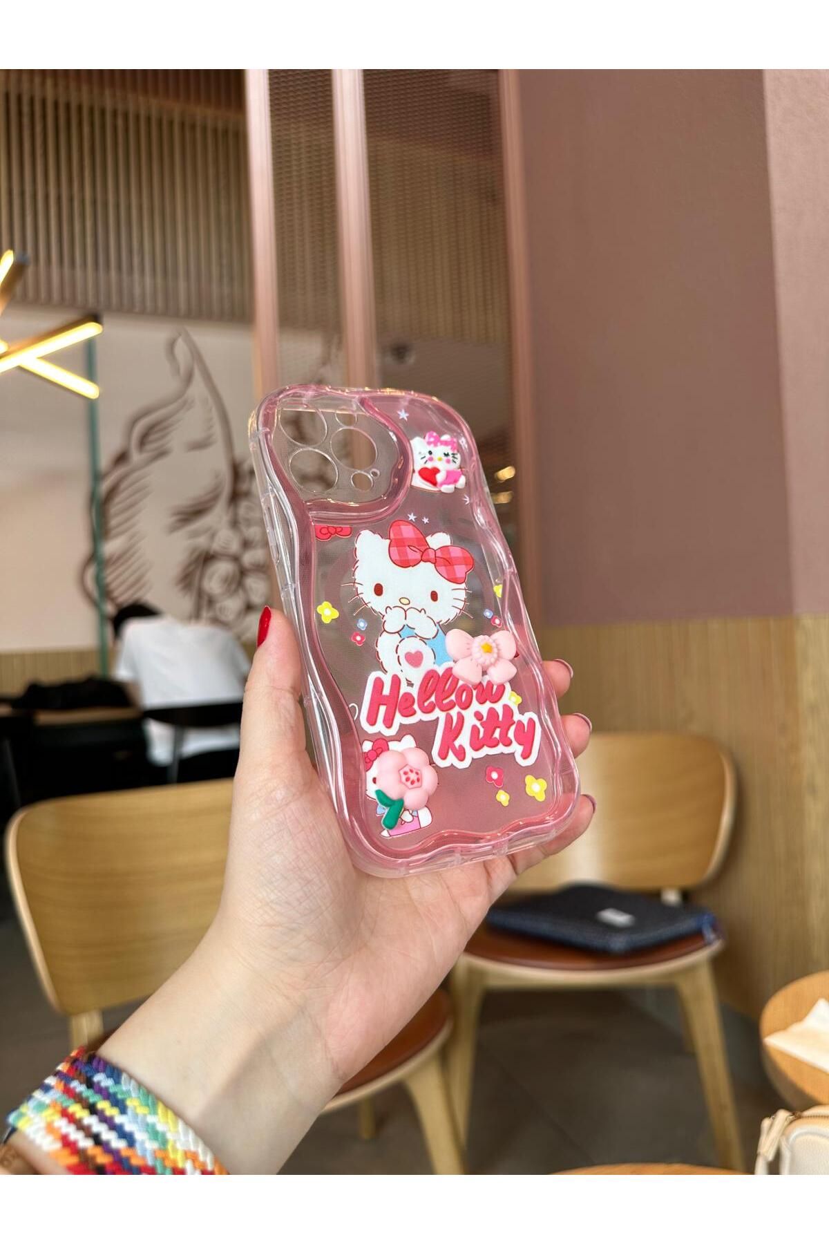 Serena Company iPhone 13 Pro Max Çizgi Film Figürlü Kabartmalı Pembe Telefon Kılıfı