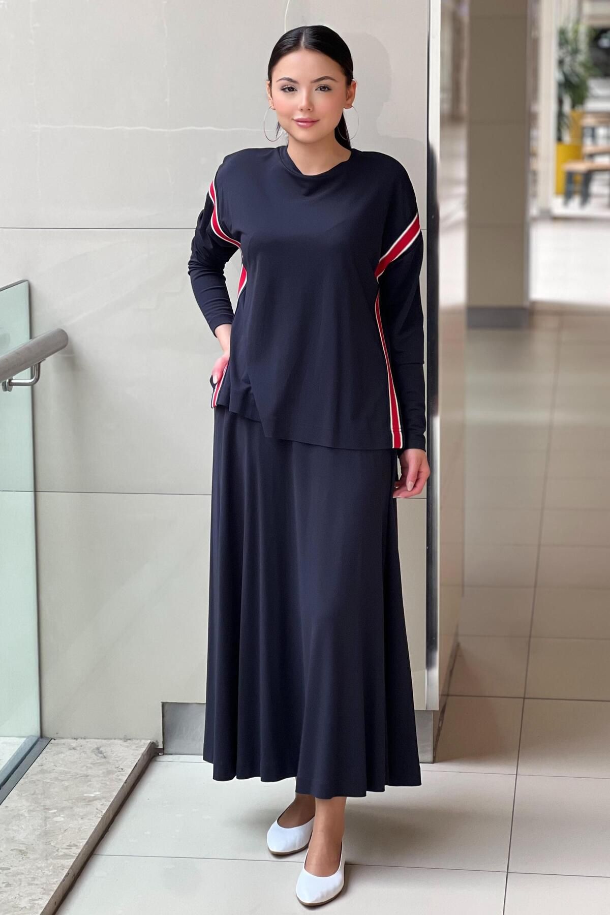 Nurcan Çetin Çizgi Bantalı Önü Kısa Arkası Uzun Tunik Etek Takım