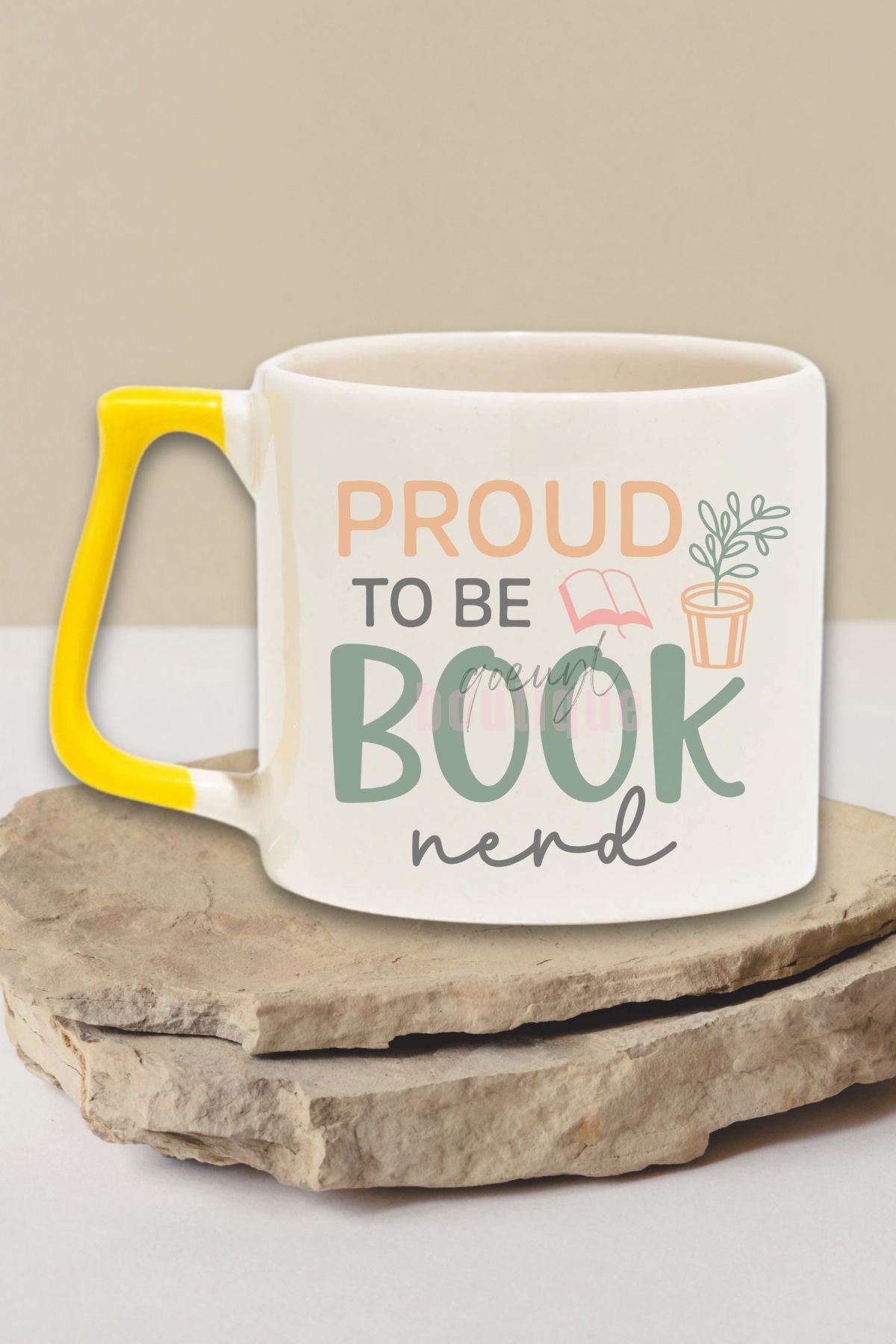 qoeuyl boutique Proud To Be Book Nerd Baskılı Kitap İneği Gururu Hediyelik Sarı Kulplu Kupa Bardak