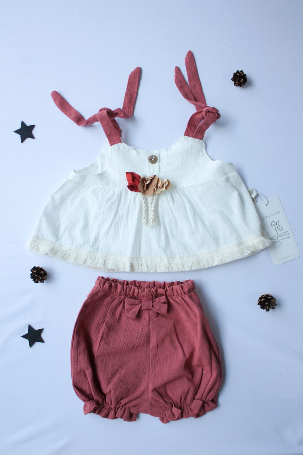Pio Kids %100 PAMUK ORGANİK KRİNKIL KENDİNDEN İP ASKILI BROŞLU ŞORTLU LASTİK PAÇALI 2Lİ KIZ BEBEK TAKIM
