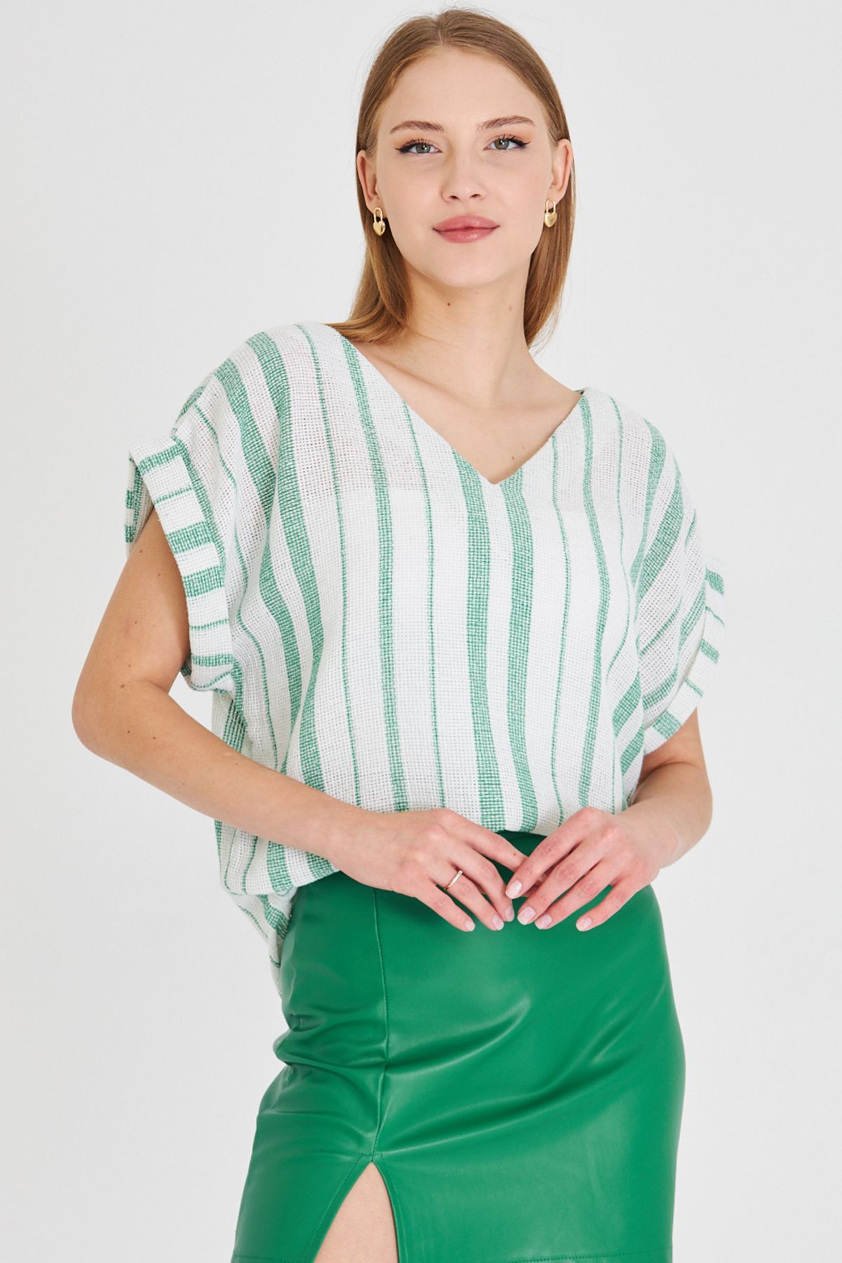 armonika Kadın Çimen Yeşil V Yaka Yanları Yırtmaçlı Arkası Uzun Duble Kol Detaylı Oversize Bluz ARM-25Y001056
