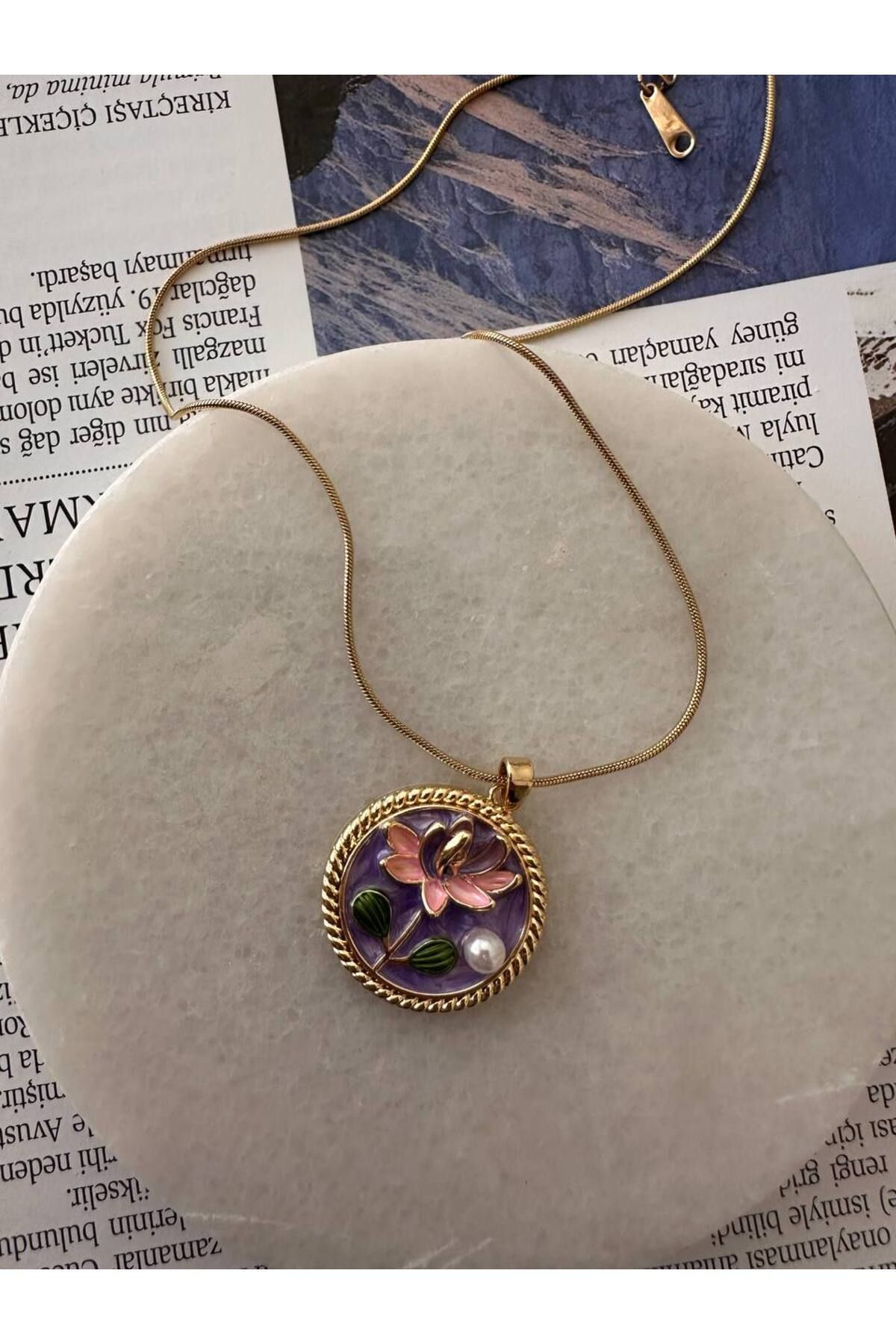 Esmeray Aksesuar Gold Renk Paslanmaz Çelik İnci ve Mineli Çiçek Figürlü Plaka Retro Kolye Uzunluk 40 cm. 45 cm.