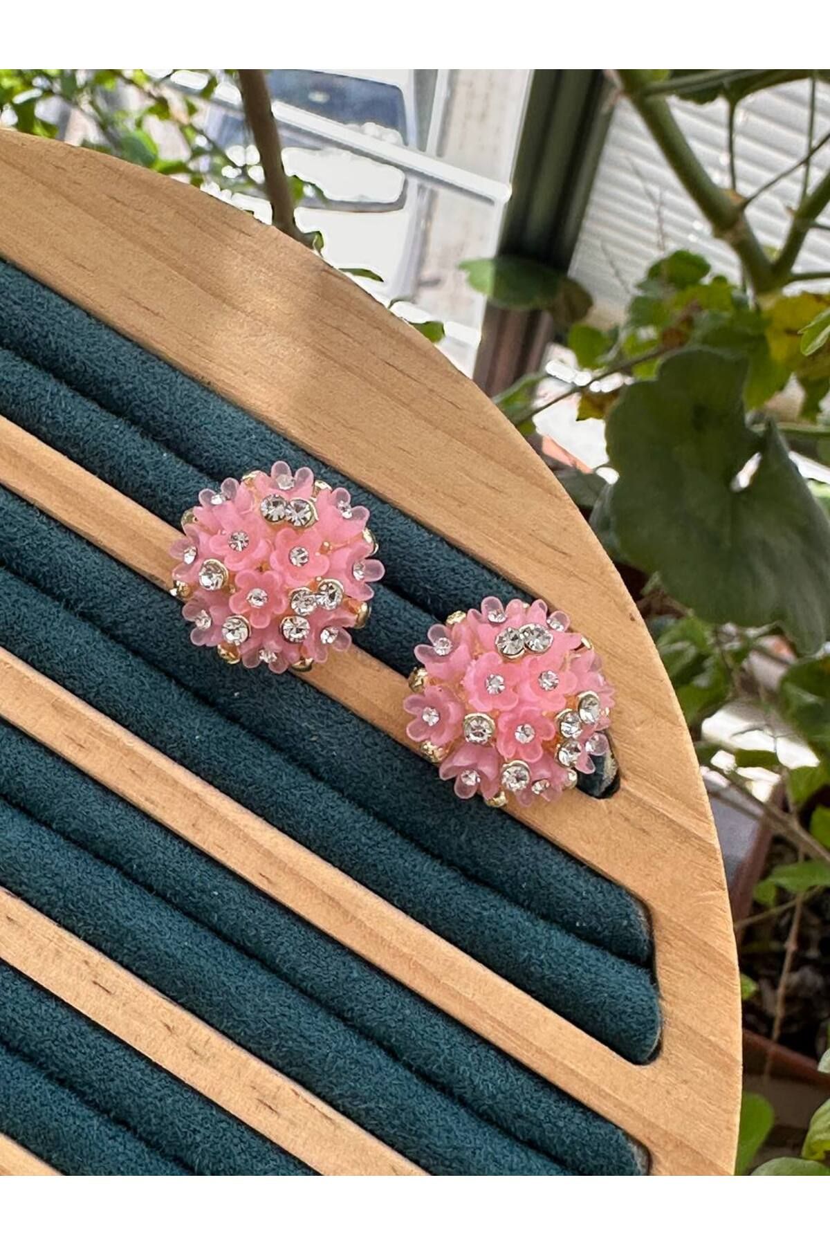 Esmeray Aksesuar Gold Renk Rodyum Kaplama Zirkon Taşlı Pembe Renk Çiçek Tasarım Küpe En Boy 2 cm.