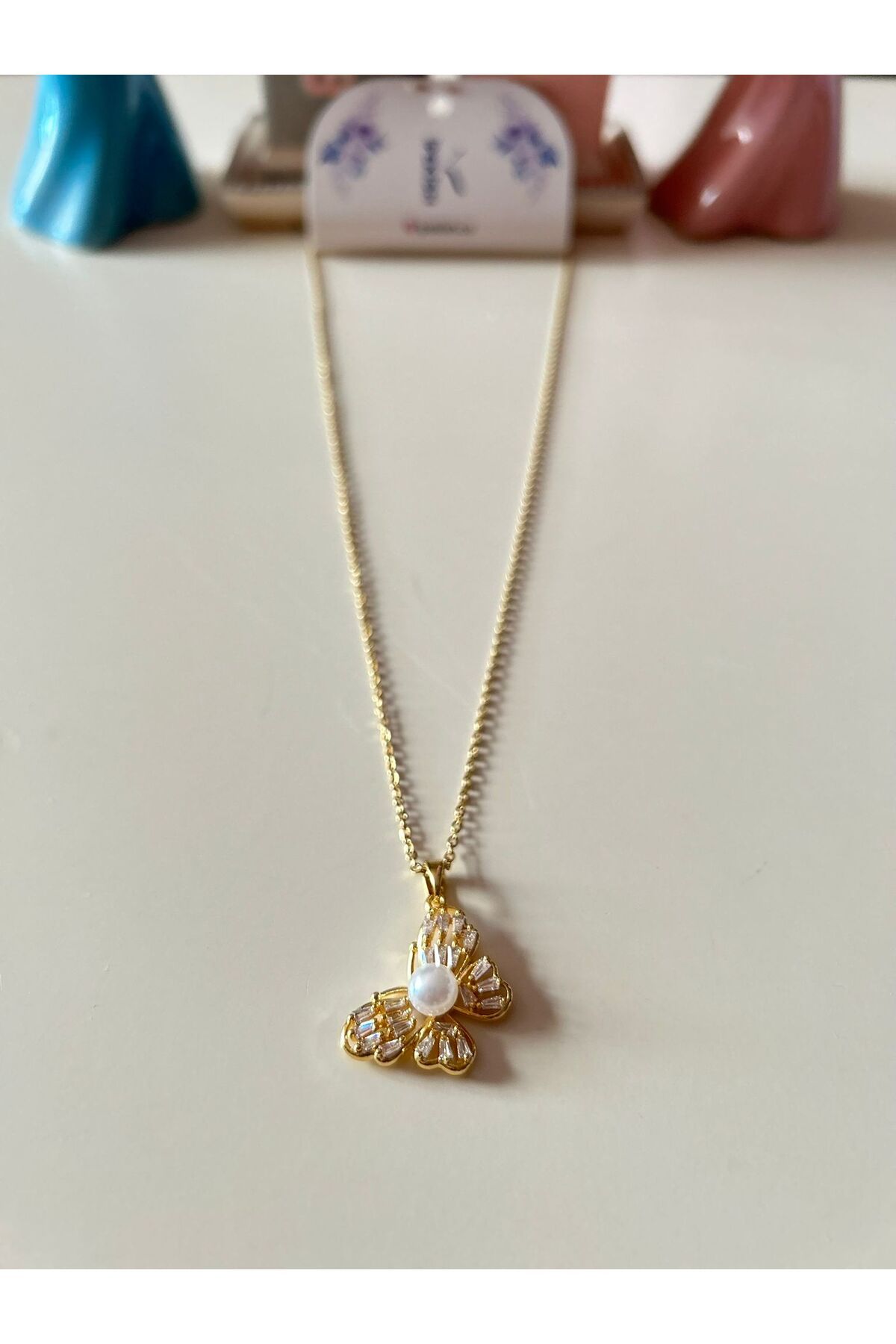 Cheecky Chic İpekish İnci Detaylı Zirkon Taşlı Kelebek Figürlü Gold Paslanmaz Çelik Kadın Kolye