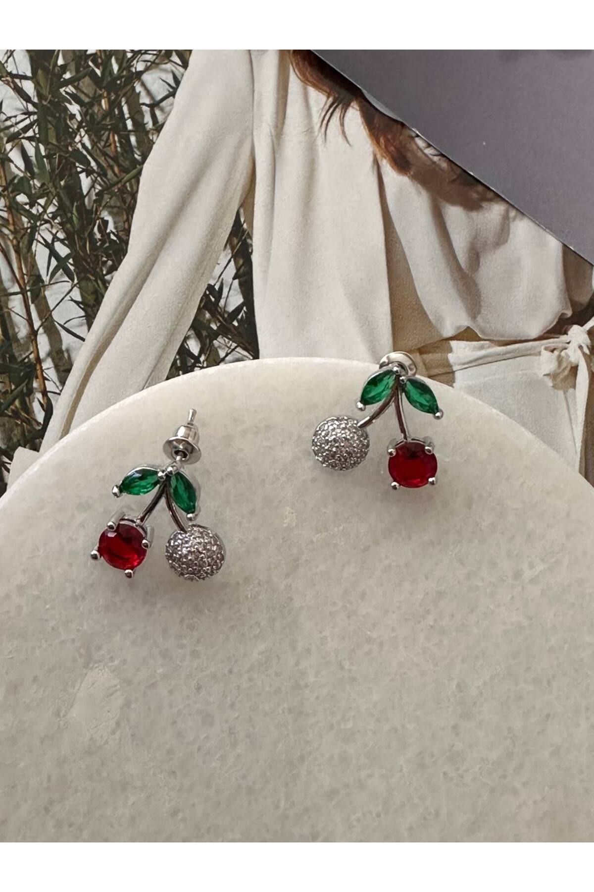 Esmeray Aksesuar Gümüş Renk Rodyum Kaplama Zirkon Renkli Taşlı Kiraz Figürlü Küpe En Boy 1,5 cm.