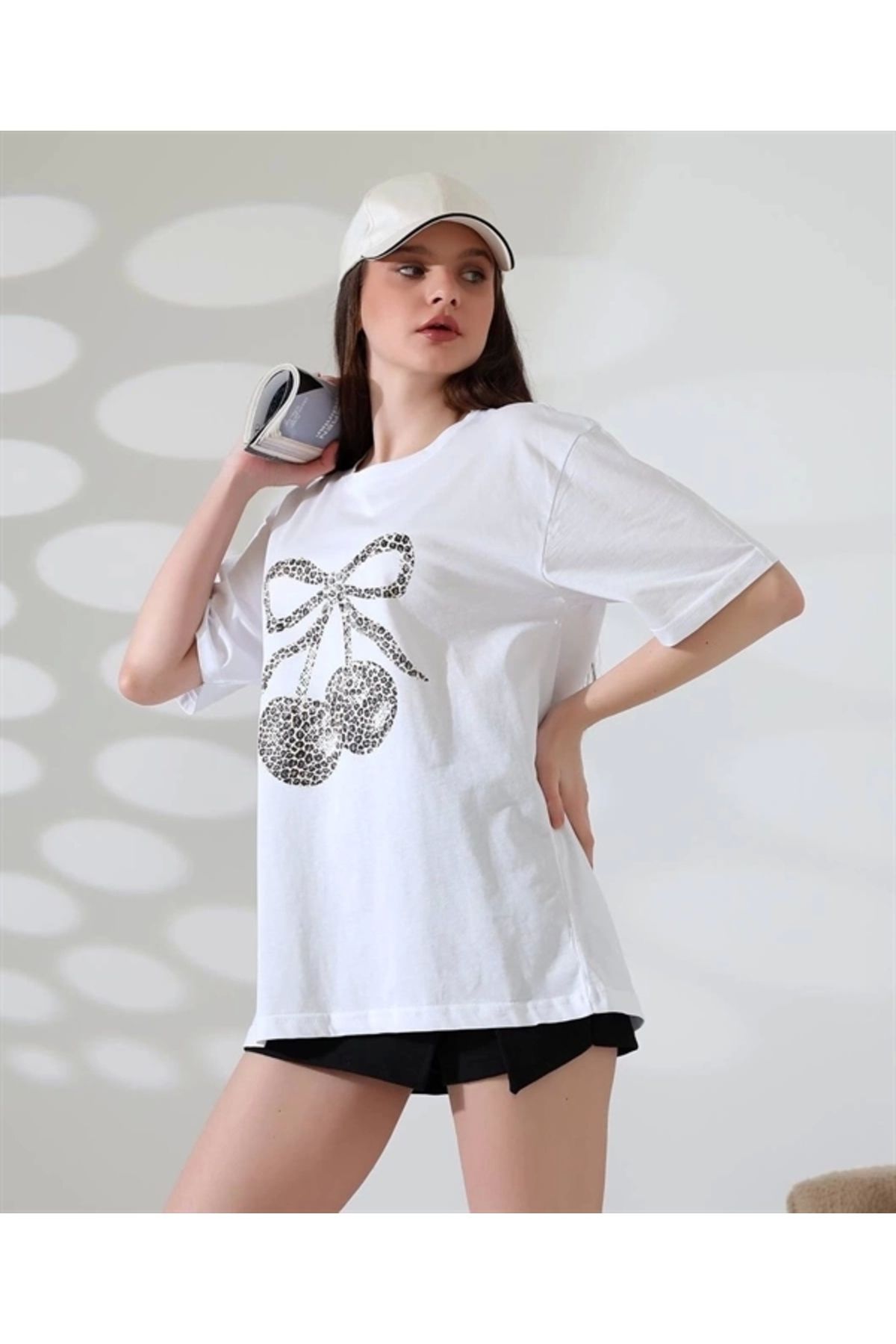 Lale Moda Leopar Desenli kiraz Baskılı Kadın T-Shirt