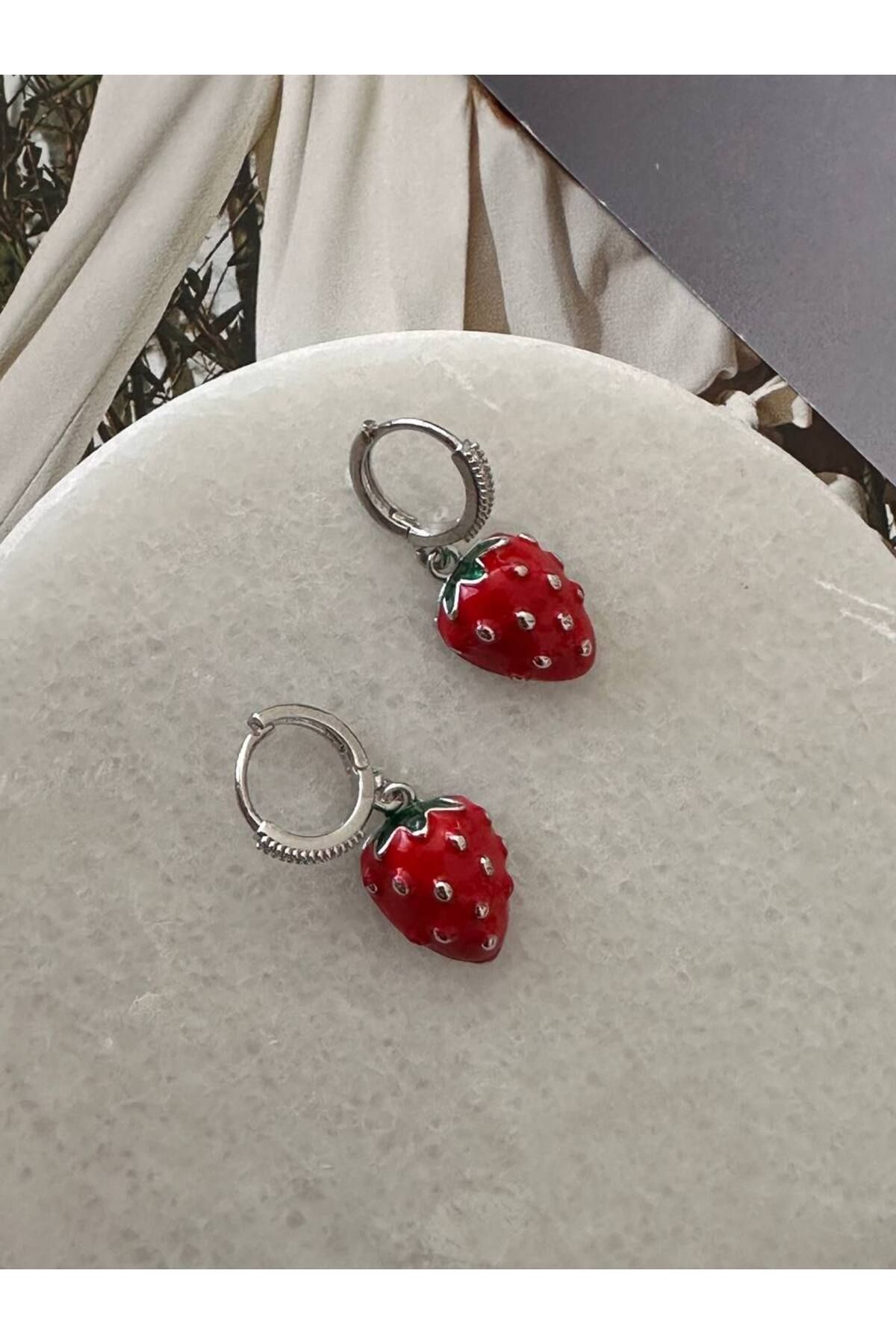 Esmeray Aksesuar Gümüş Renk Rodyum Kaplama Zirkon Taşlı Çilek Sallantılı Halka Küpe Genişlik 1,3 cm. Uzunluk 3 cm.