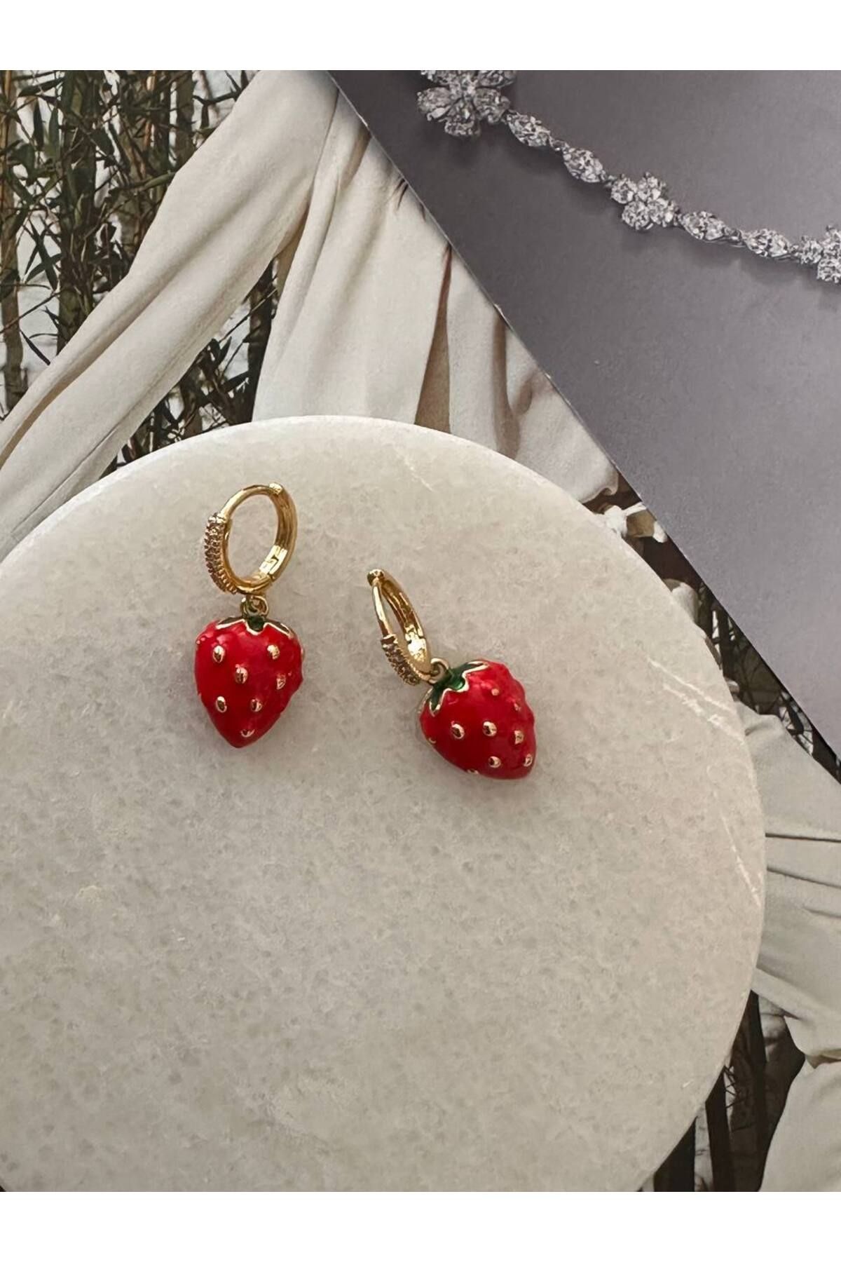 Esmeray Aksesuar Gold Renk Rodyum Kaplama Zirkon Taşlı Çilek Sallantılı Halka Küpe Genişlik 1,3 cm. Uzunluk 3 cm.