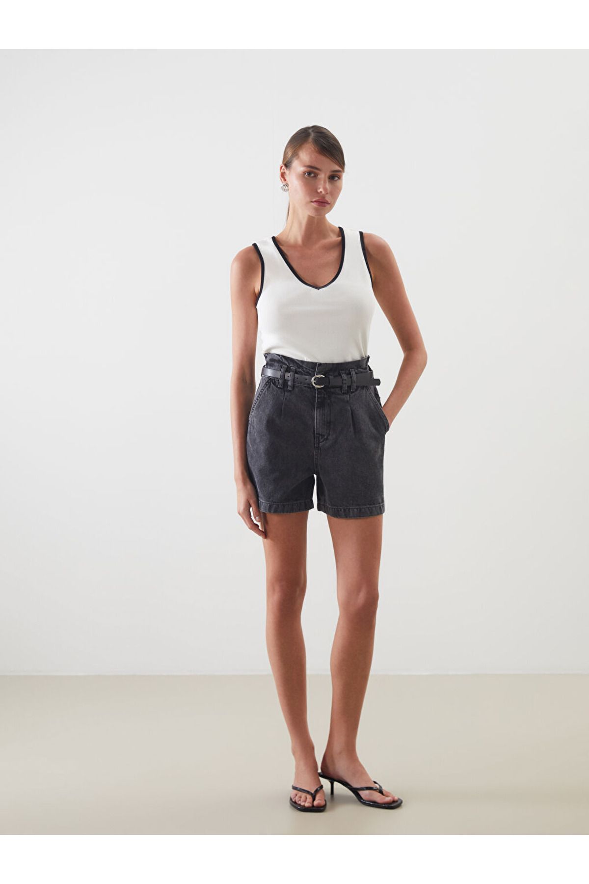 LC Waikiki Bol Kalıp %100 Pamuk Denim Kumaş Yüksek Bel Kemerli Kadın Jean Şort