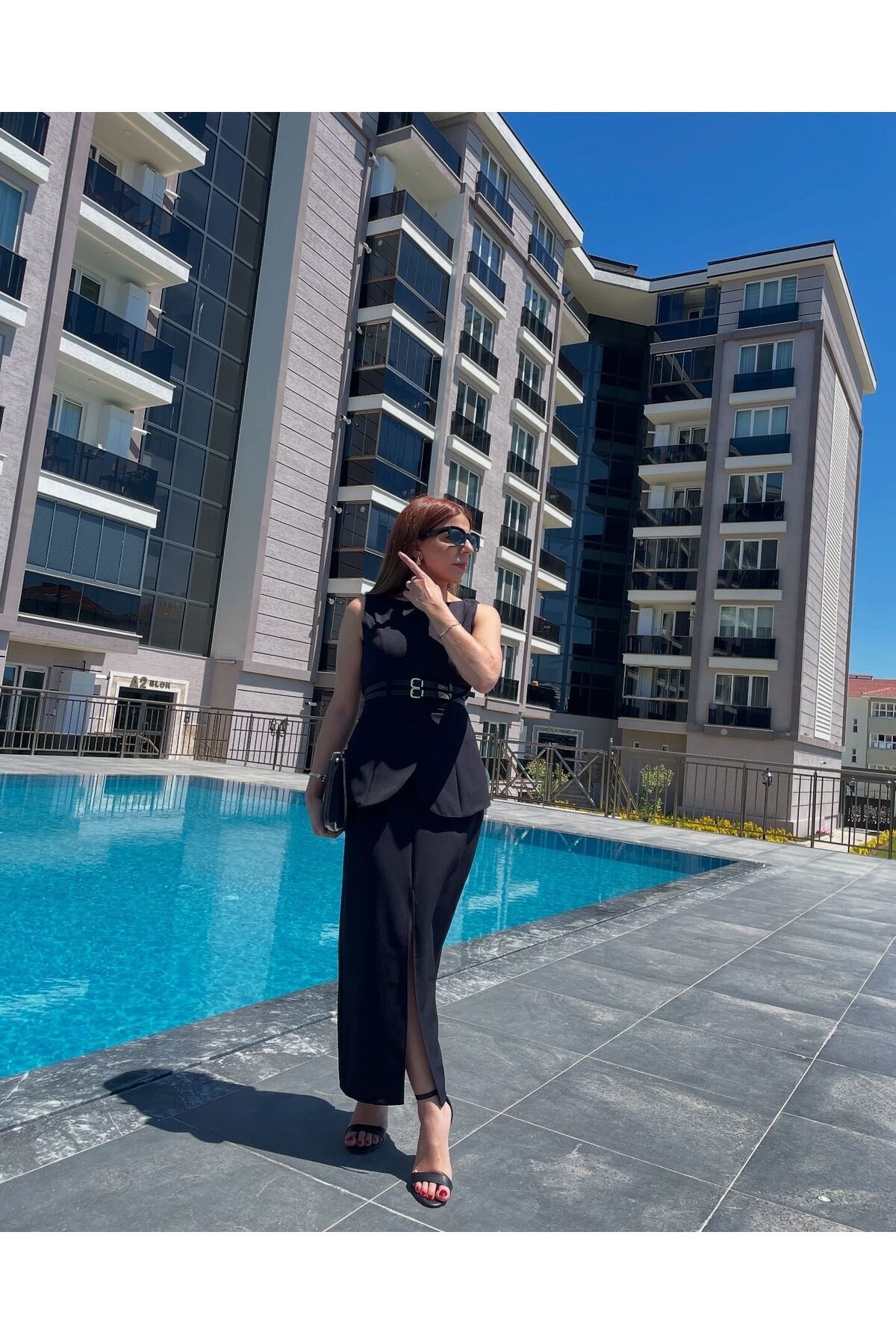 ChicAura Siyah Yırtmaç ve Kemer Detaylı Tasarım Elbise